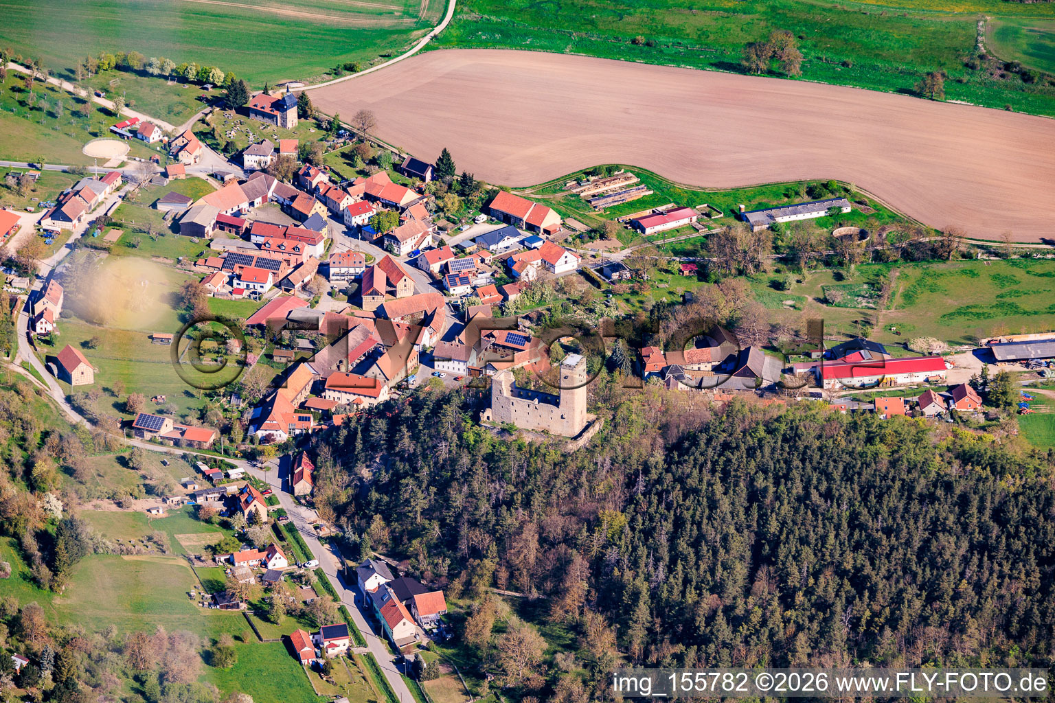 Dorfansicht aus Süden mit Burgruine Ehrenstein in Stadtilm im Bundesland Thüringen, Deutschland