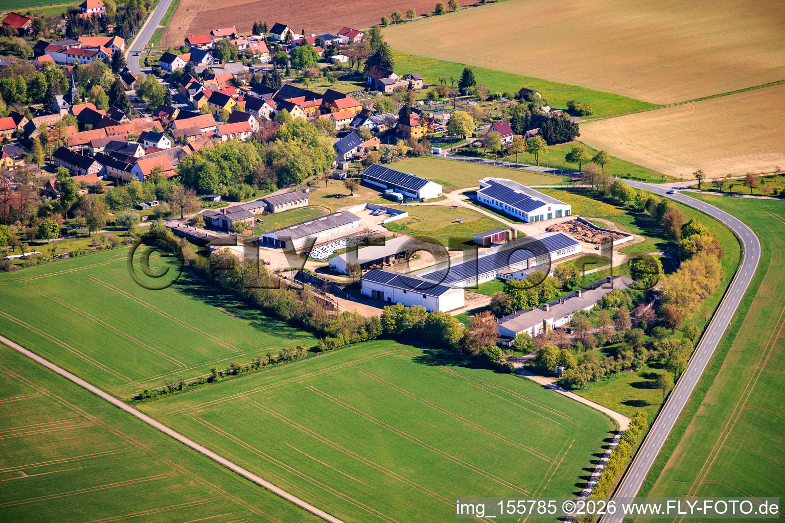 Großer Landwirtschaftlicher Betrieb im Süden an der B85 im Ortsteil Neckeroda in Blankenhain im Bundesland Thüringen, Deutschland