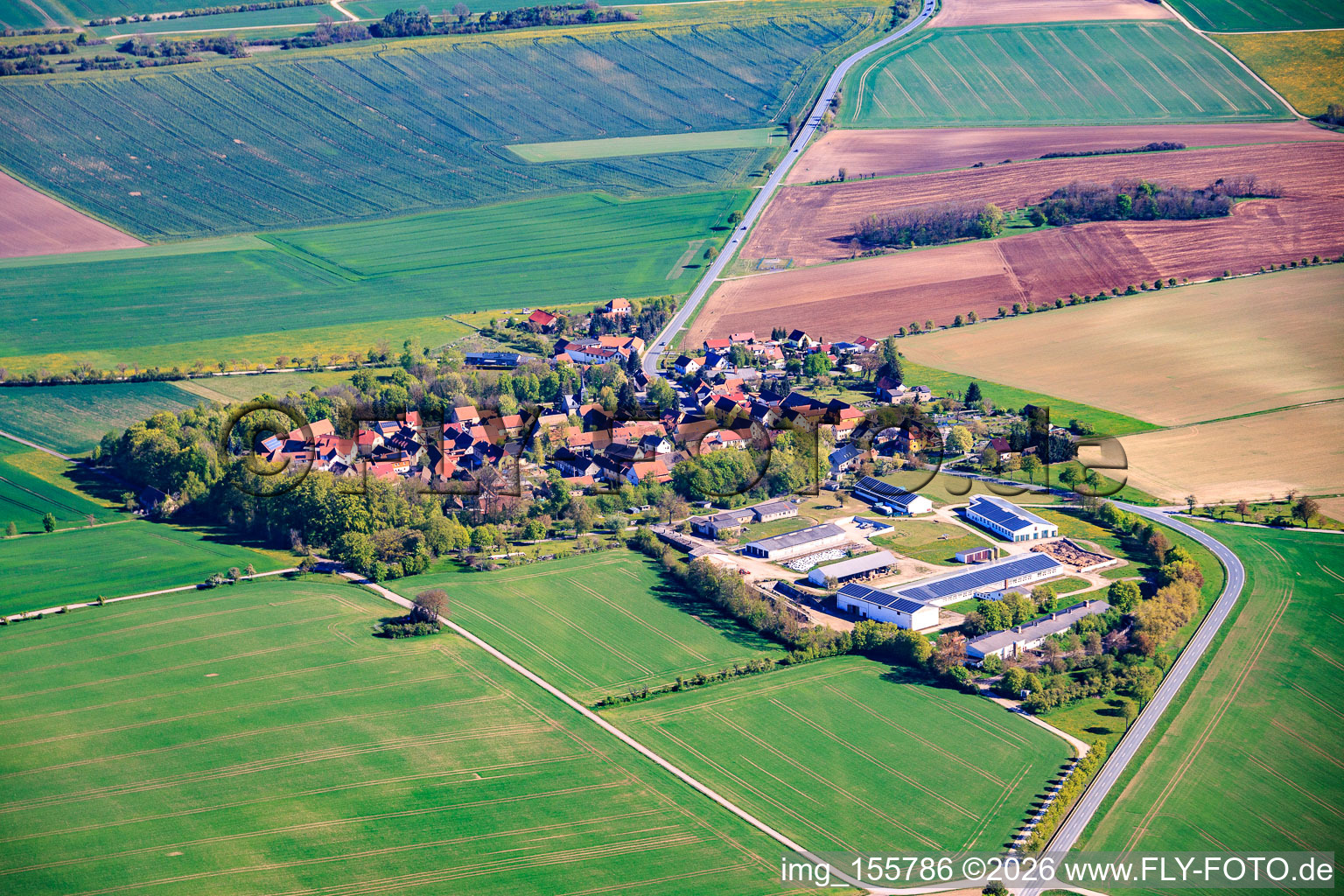 Dorfansicht aus Osten mit großem Landwirtschaftlicher Betrieb im Süden an der B85 im Ortsteil Neckeroda in Blankenhain im Bundesland Thüringen, Deutschland