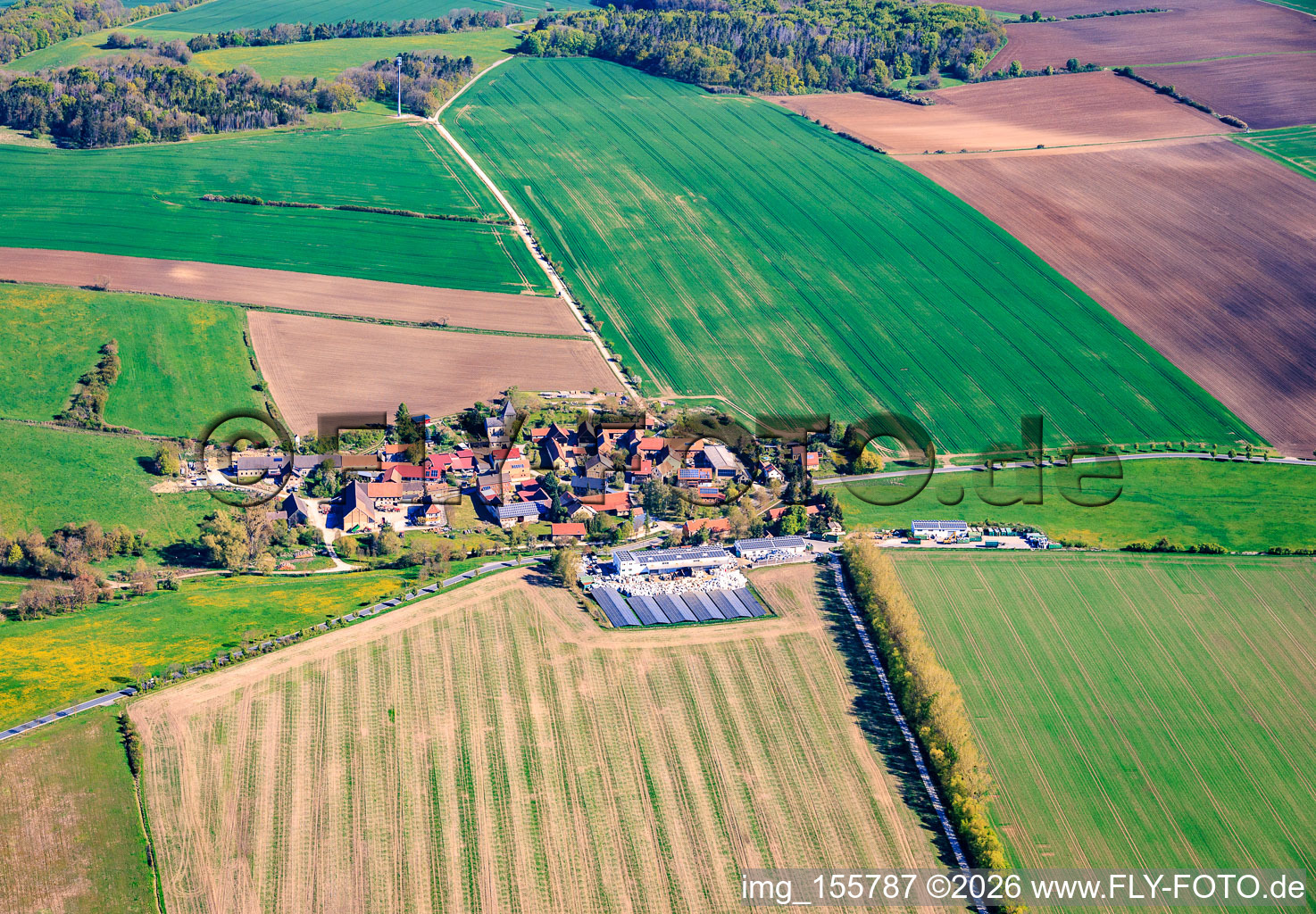 Dorfansicht aus Osten mit großem Landwirtschaftlicher Betrieb im Süden an der B85 im Ortsteil Neckeroda in Blankenhain im Bundesland Thüringen, Deutschland