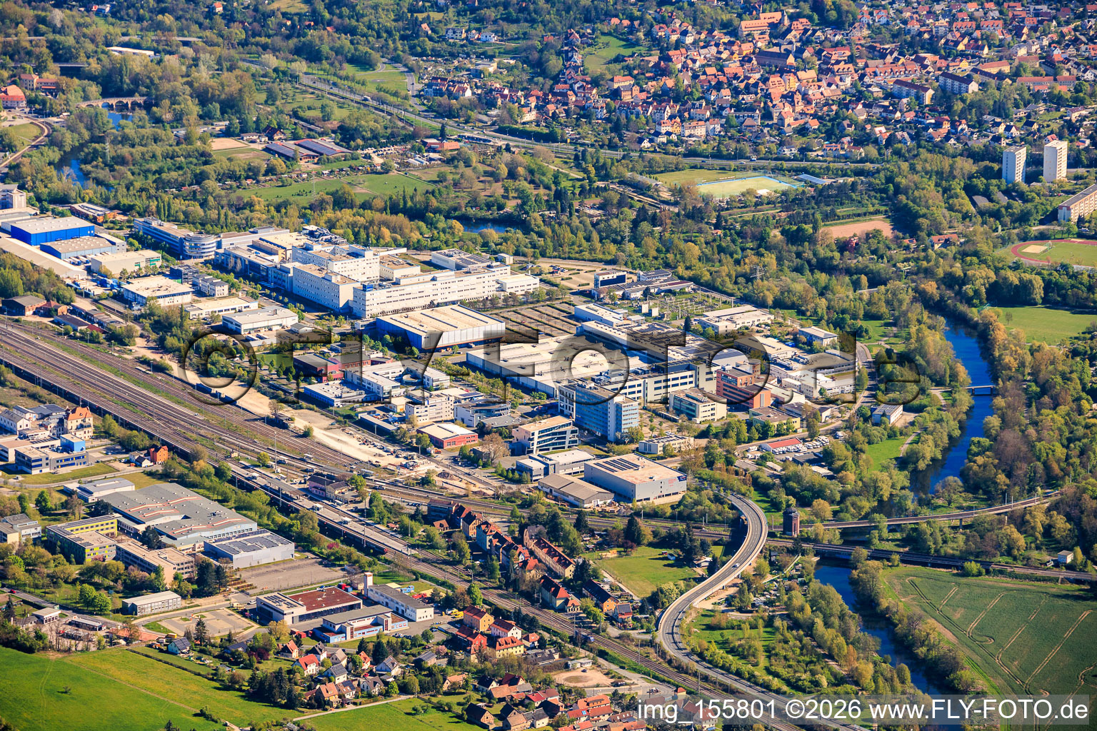 Gewerbegebiet Göschwitzer Straße zwischen Bahngleisen und Saaleufer mit JENOPTIK Robot GmbH, JENOPTIK Automatisierungstechnik, Analytik Jena GmbH+Co. KG im Ortsteil Burgau im Bundesland Thüringen, Deutschland