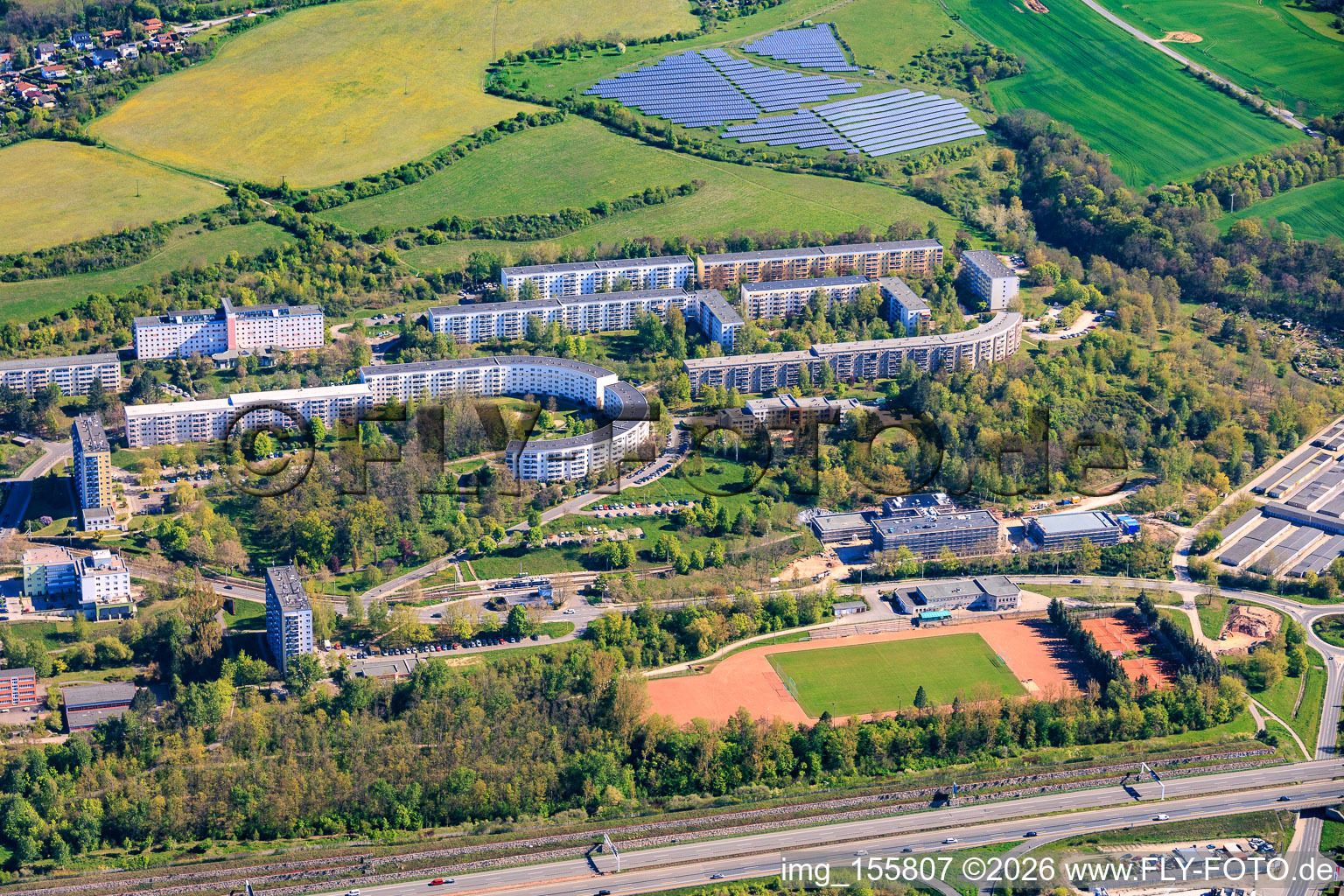 Halbkreisförmige Plattenbauwohnsiedlung in der Carolinenstr im Ortsteil Neulobeda in Jena im Bundesland Thüringen, Deutschland