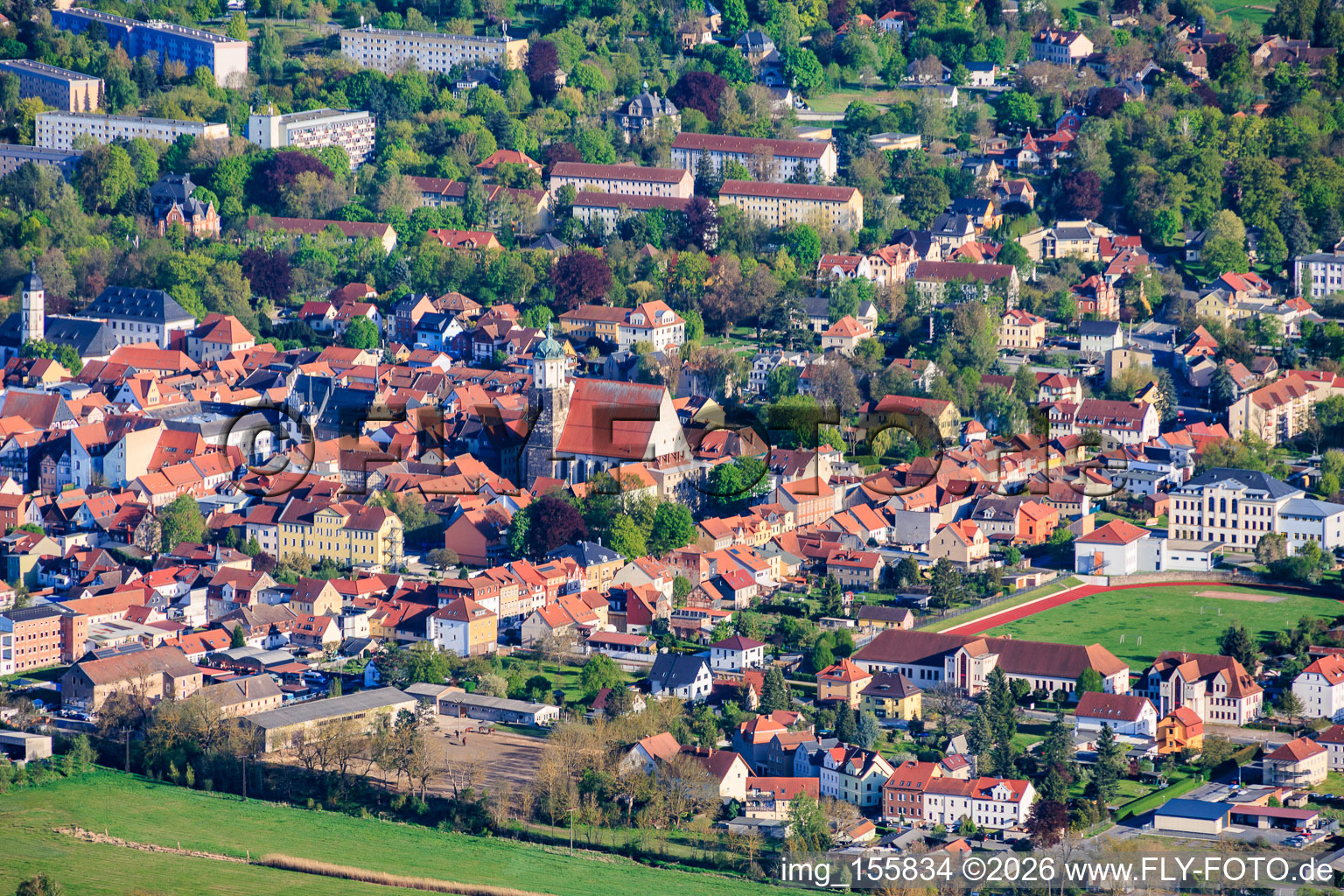 Stadtansicht aus Norden mit Kirchplatz und Stadtkirche Johannes der Täufer sowie Goethe-Stadion in Neustadt an der Orla im Bundesland Thüringen, Deutschland