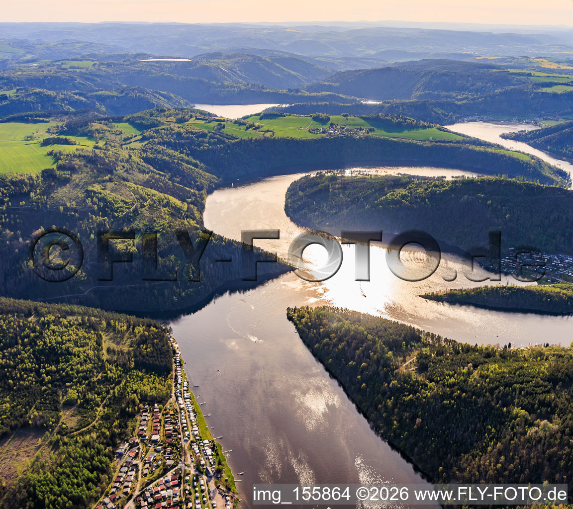 Seenlandschaft der Talsperre Hohenwarte aus Osten mit Jägerspitze im Ortsteil Reitzengeschwenda in Drognitz im Bundesland Thüringen, Deutschland