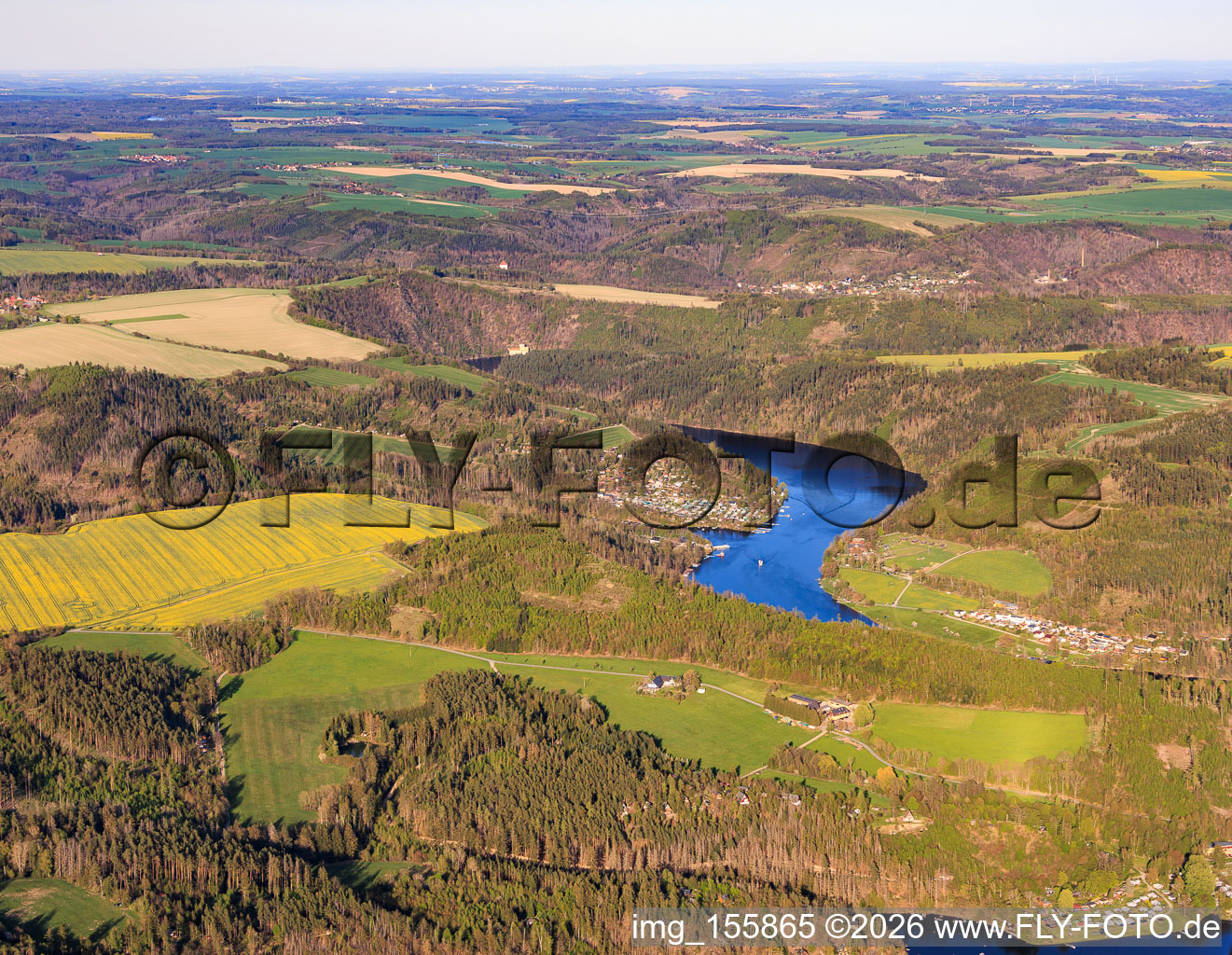 Seenlandschaft der Talsperre Hohenwarte aus Westen mit Campingplatz Linkenmühle in Altenbeuthen im Bundesland Thüringen, Deutschland