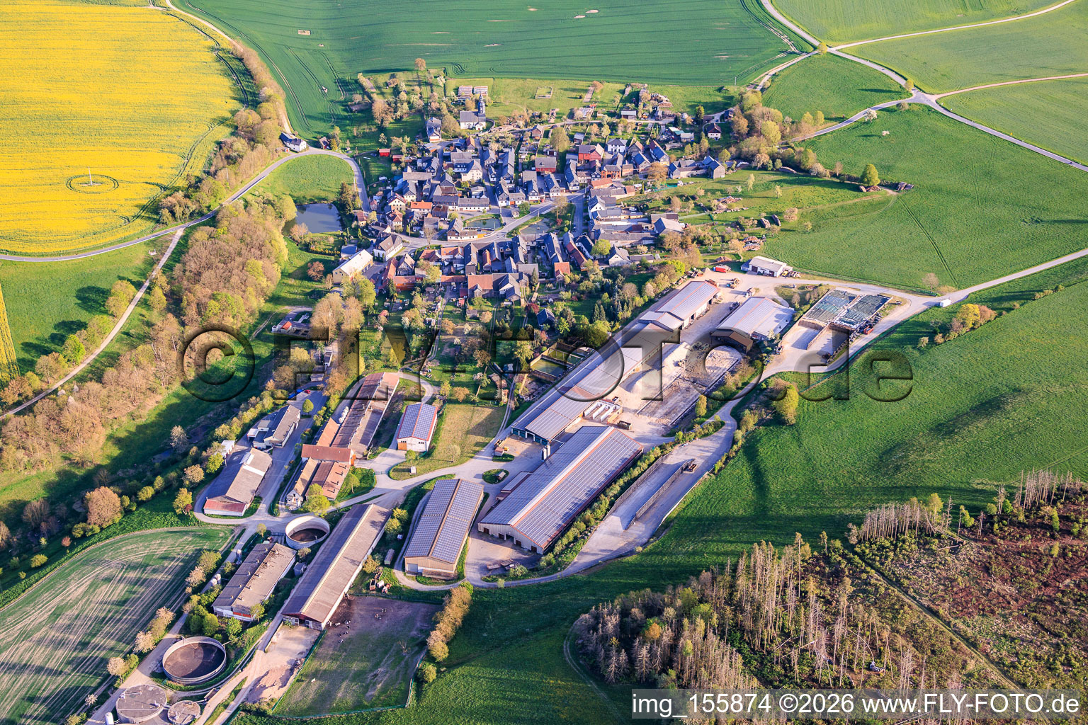 Dorfansicht aus Norden mit Agrar GmbH Dorfilm in Leutenberg im Bundesland Thüringen, Deutschland