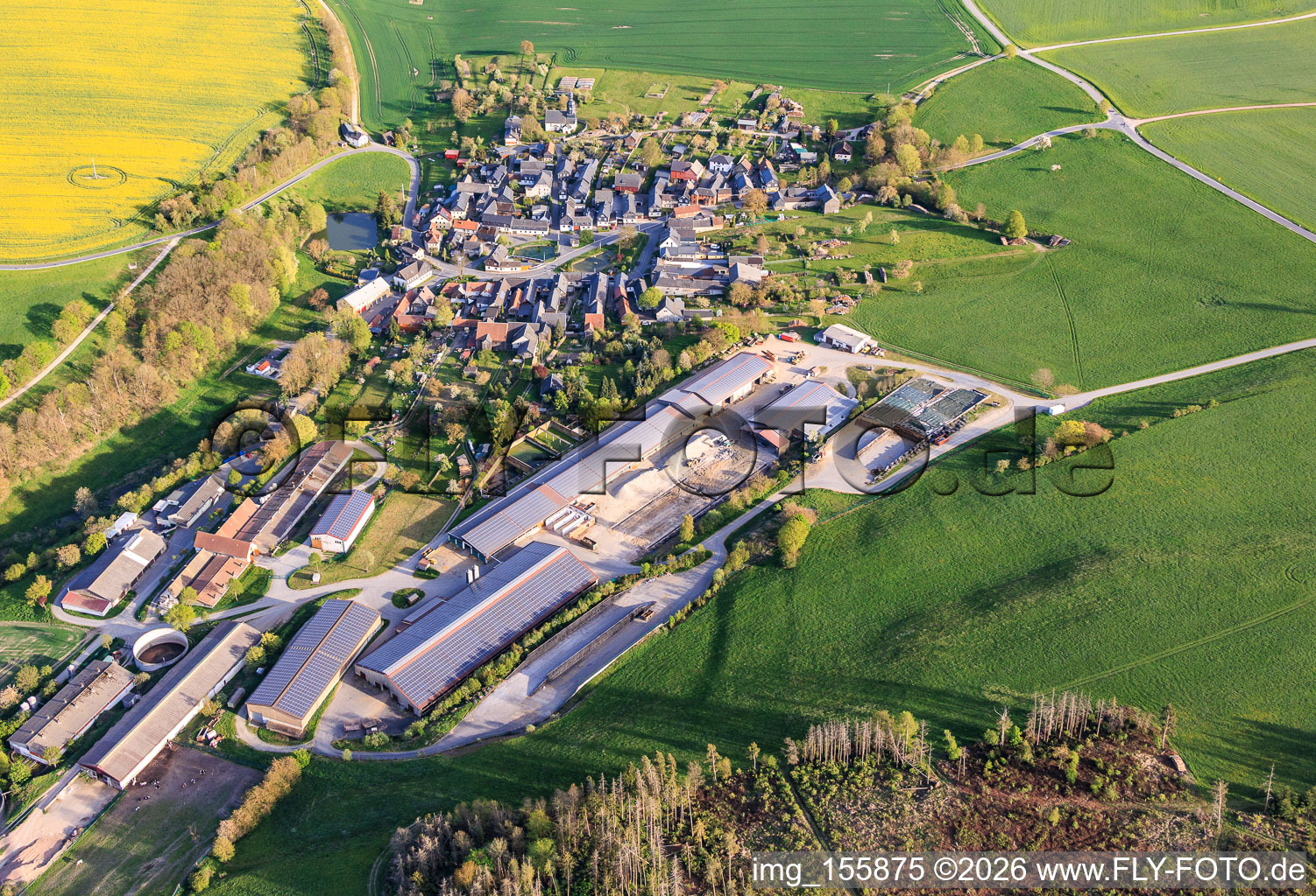Dorfansicht aus Norden mit Agrar GmbH Dorfilm in Leutenberg im Bundesland Thüringen, Deutschland