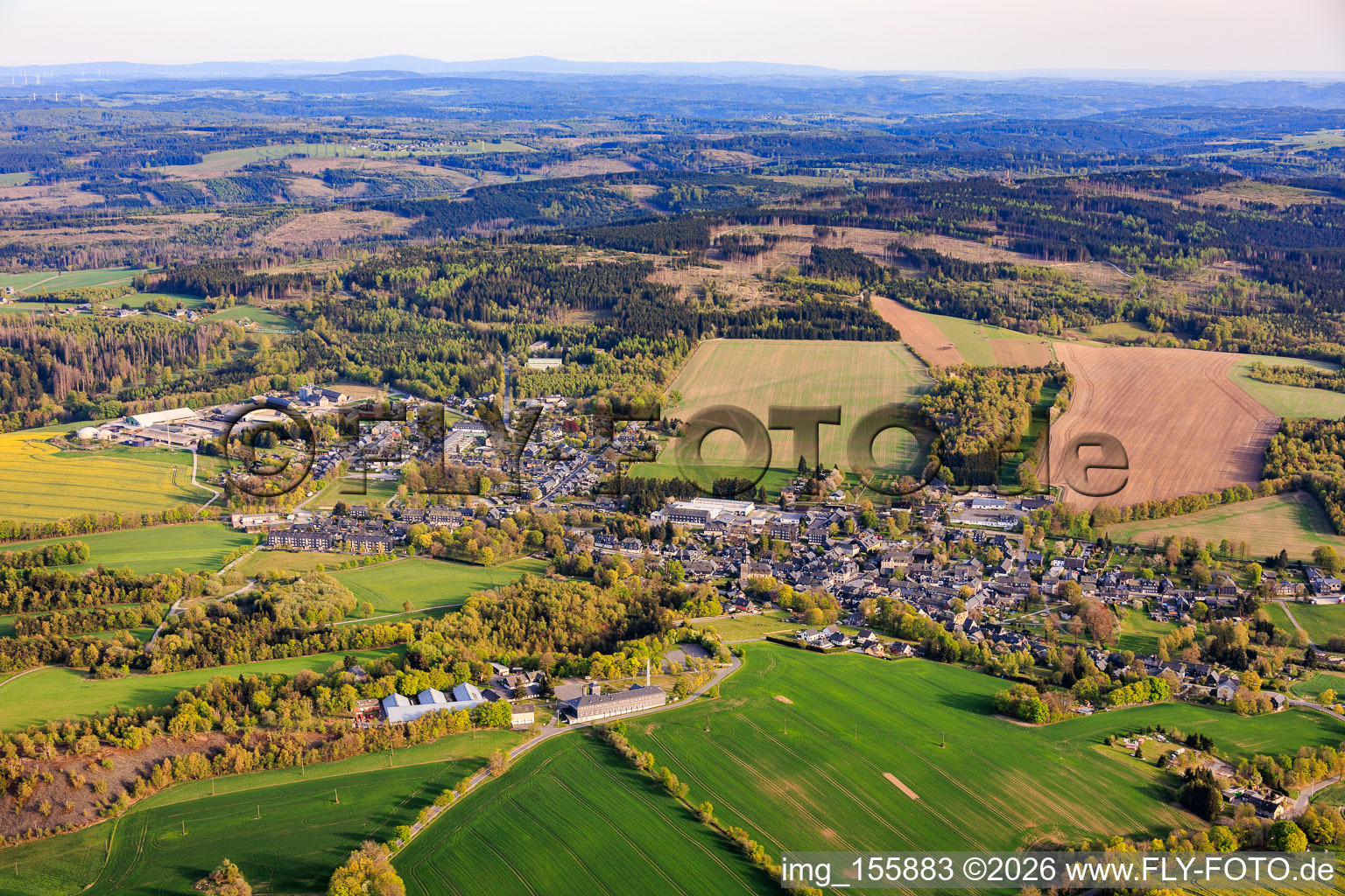 Dorfansicht aus Norden mit Agrargenossenschaft Frankenwald e.G in Lehesten im Bundesland Thüringen, Deutschland