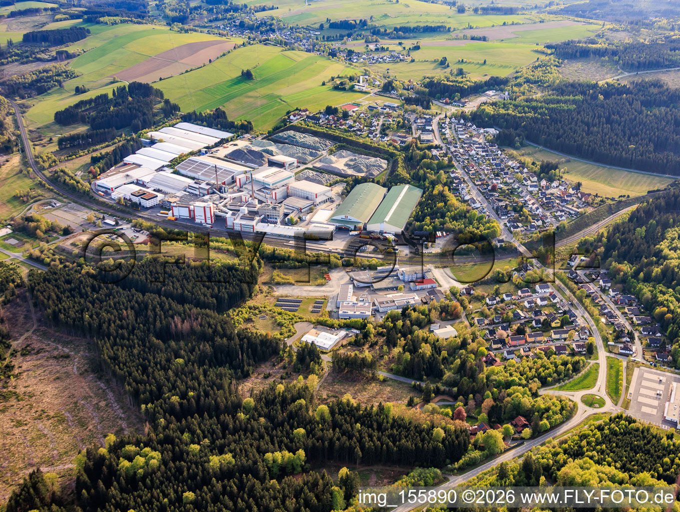 Gewerbegebiet Bahnhof mit Wiegand-Glashüttenwerke GmbH und Bayerische Flaschen-Glashüttenwerke Vertriebs-GmbH in Steinbach am Wald im Bundesland Bayern, Deutschland