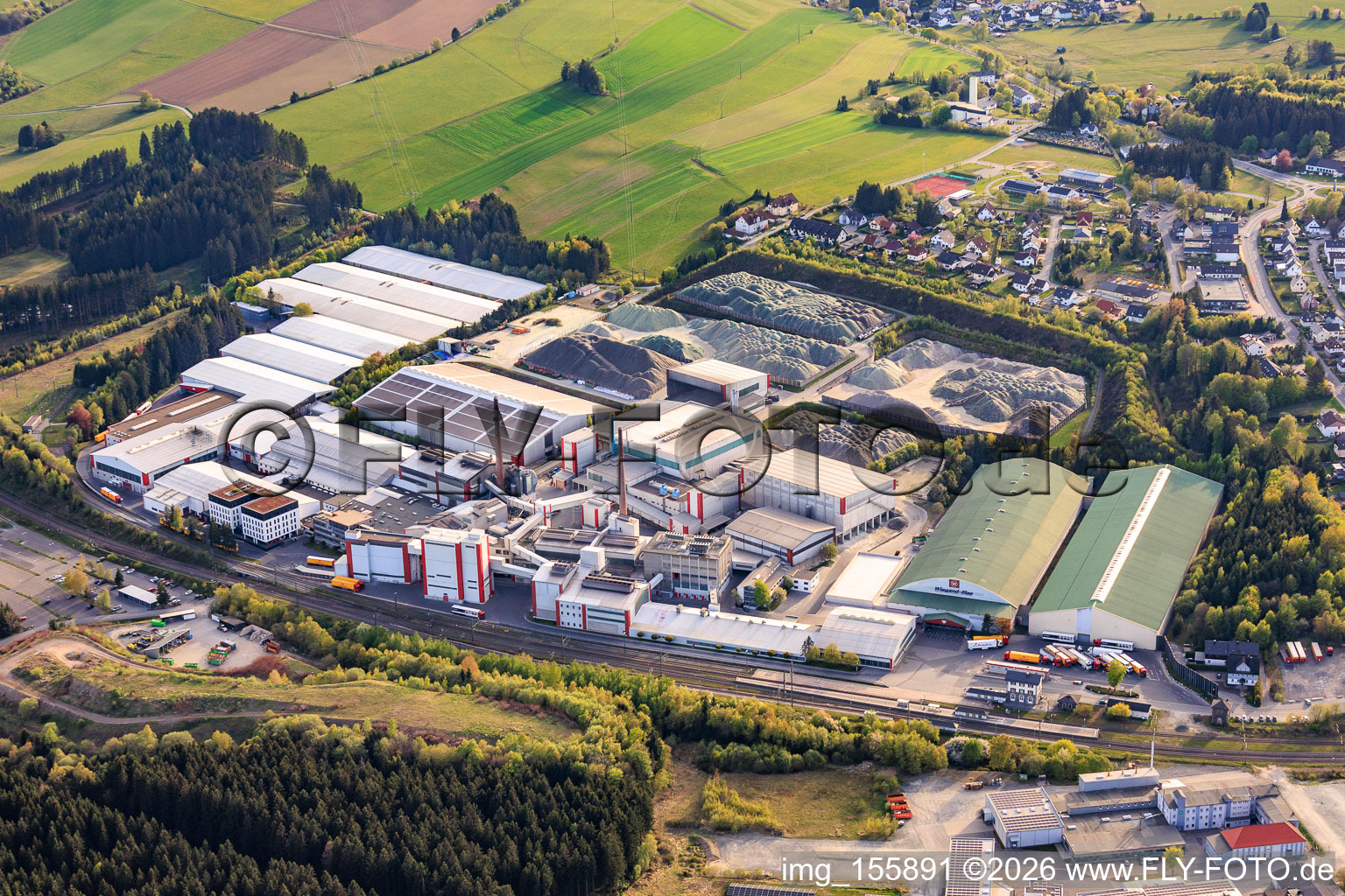 Gewerbegebiet Bahnhof mit Wiegand-Glashüttenwerke GmbH und Bayerische Flaschen-Glashüttenwerke Vertriebs-GmbH in Steinbach am Wald im Bundesland Bayern, Deutschland