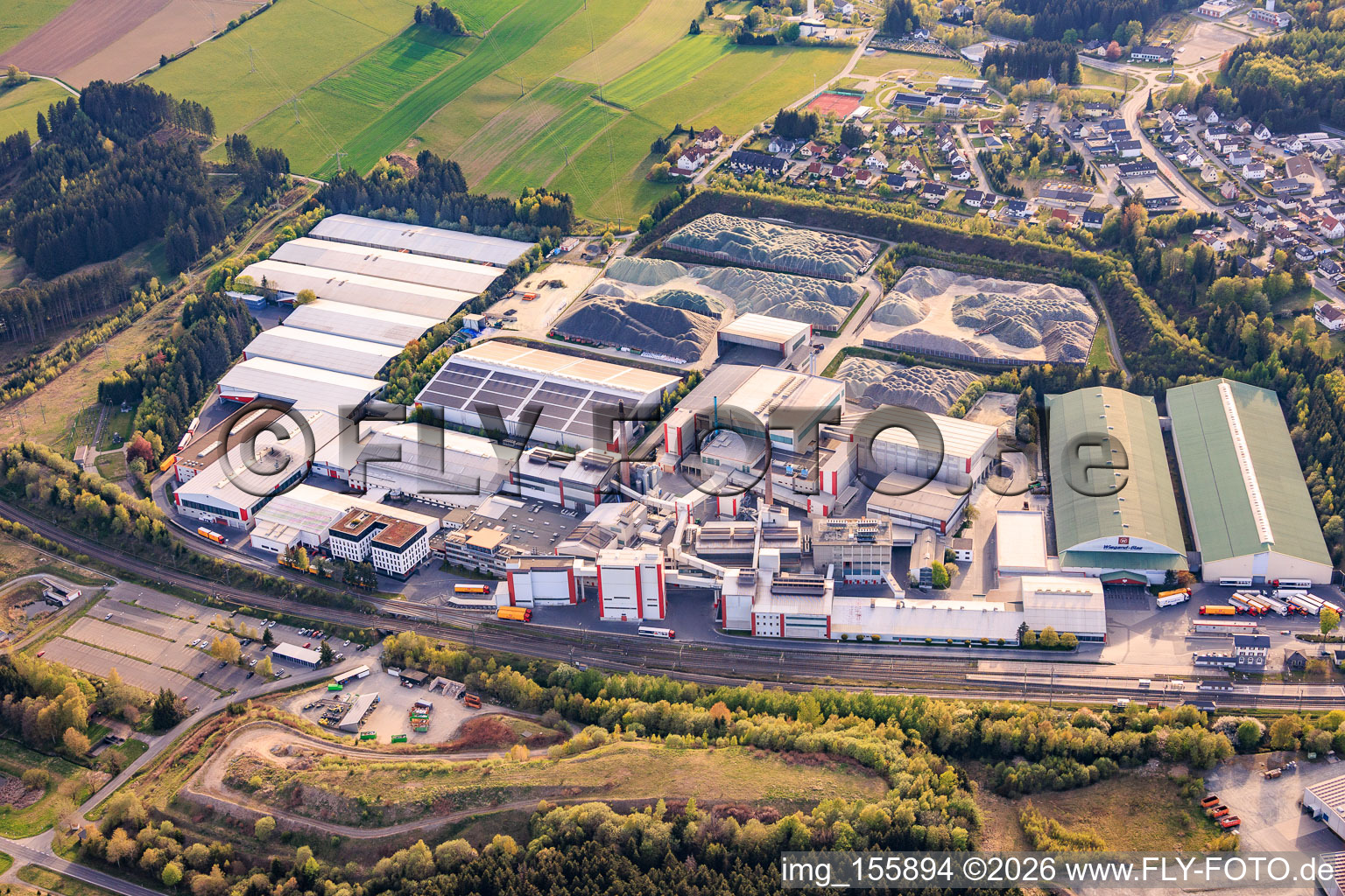 Gewerbegebiet Bahnhof mit Wiegand-Glashüttenwerke GmbH und Bayerische Flaschen-Glashüttenwerke Vertriebs-GmbH in Steinbach am Wald im Bundesland Bayern, Deutschland