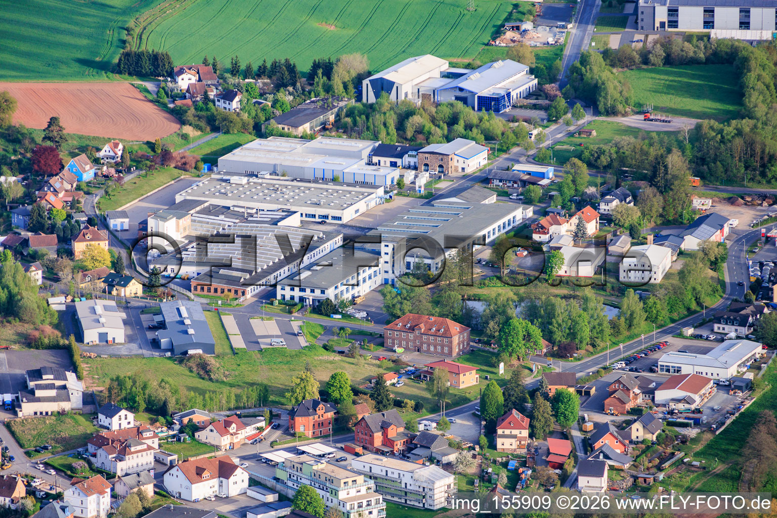 Industriegebiet Industriestraße mit Federal-Mogul Ignition GmbH, Elektromaschinenbau Schultheiß & Co. GmbH und Zirbs Verpackungen e.Kfr im Ortsteil Neuhaus in Föritztal im Bundesland Thüringen, Deutschland