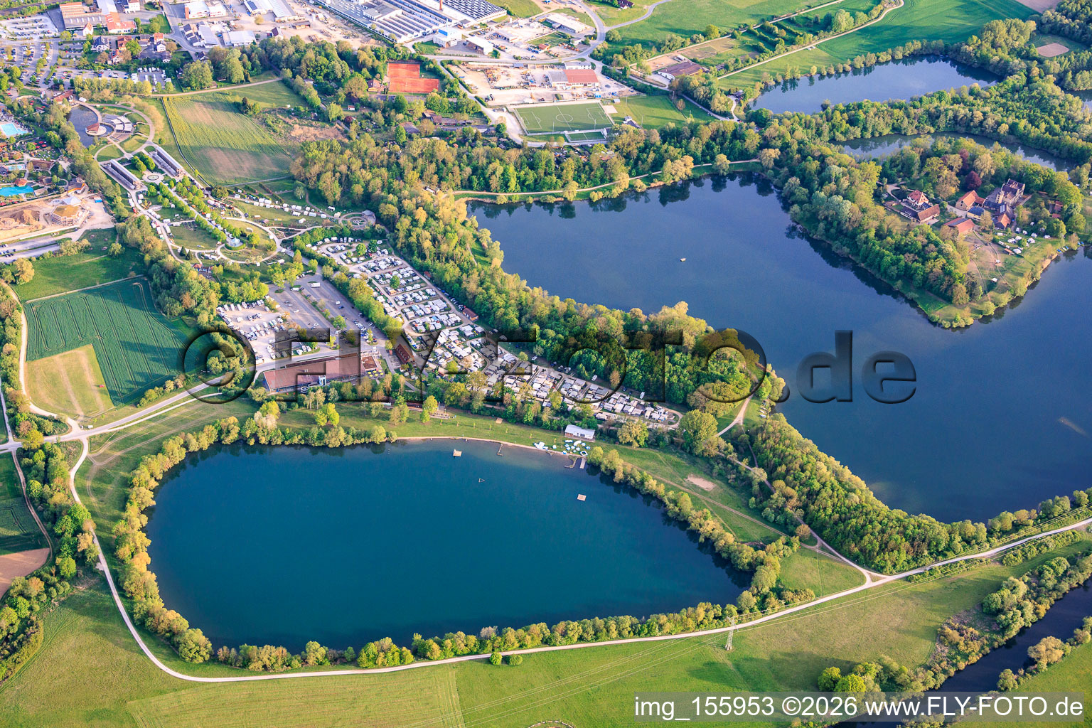 Mainaue bei Oberau mit Ostsee, Mittelsee, AquaRiese, Kurcampingplatz Bad Staffelstein und Schloss Oberau im Bundesland Bayern, Deutschland