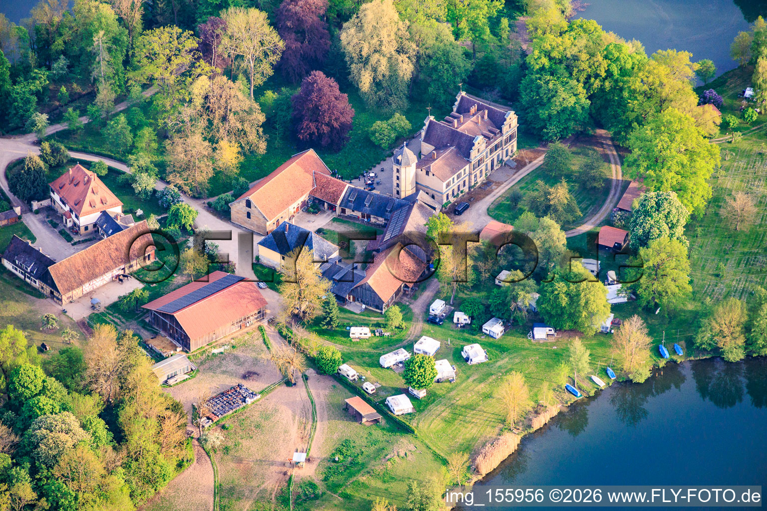 Schloss Oberau im Mittelsee und Segel und Motorbootschule Oberau - Werner Dorbert in Bad Staffelstein im Bundesland Bayern, Deutschland
