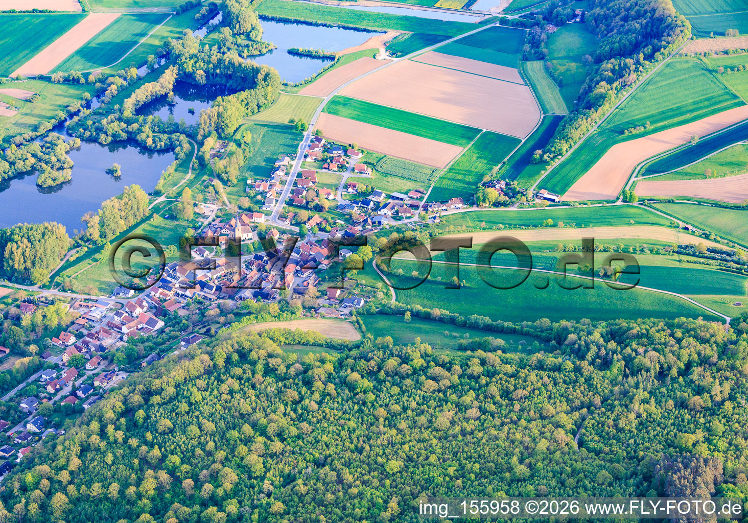 Dorfansicht aus Norden mit Wiesner Wörthsee und Bergmann See im Ortsteil Wiesen in Bad Staffelstein im Bundesland Bayern, Deutschland