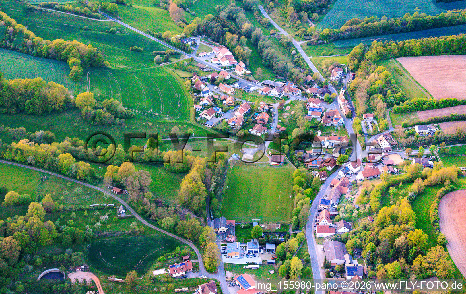 Dorfansicht aus Südosten mit Sportplatz des SC Lußberg-Rudendorf in Breitbrunn im Bundesland Bayern, Deutschland