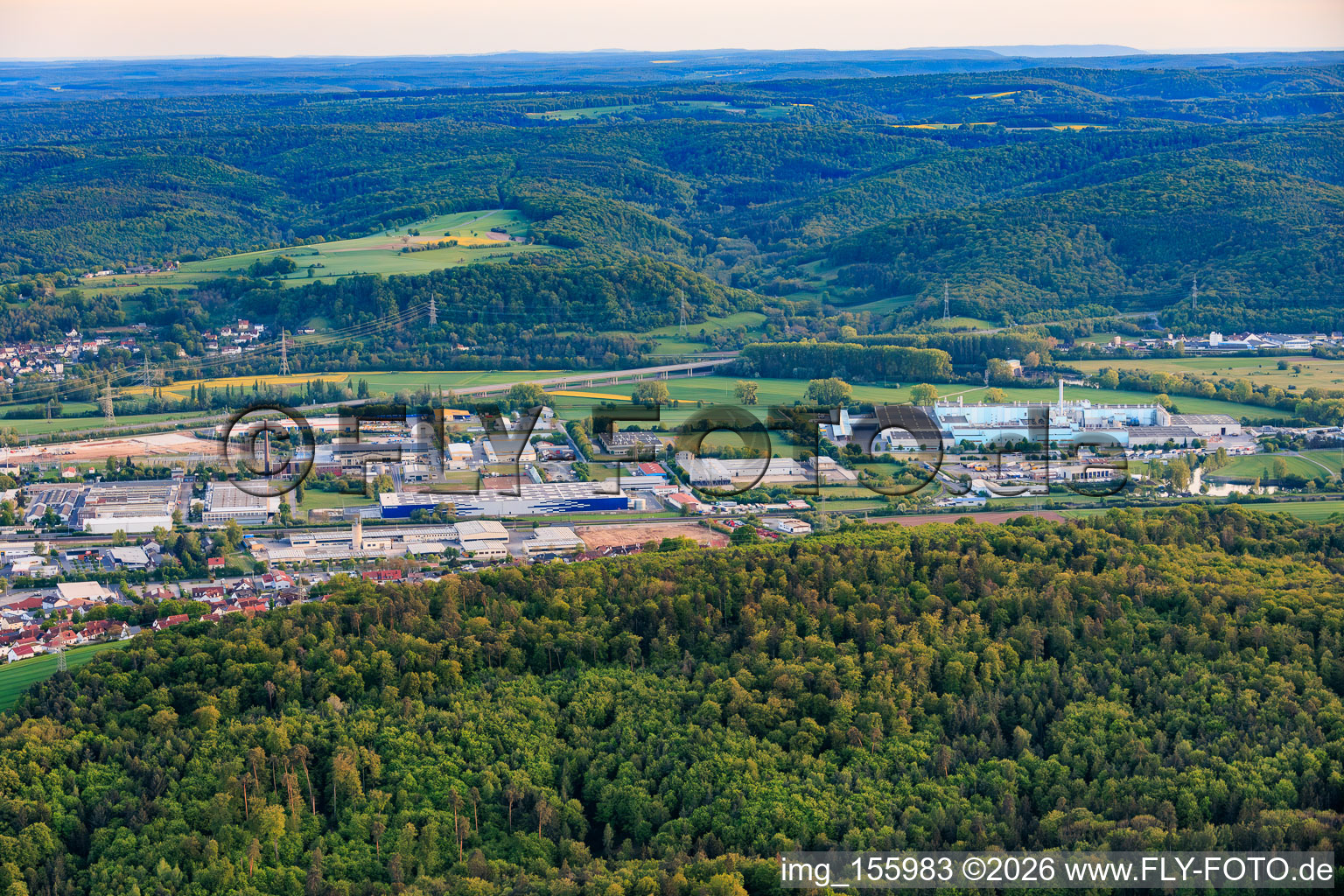 Industriegebiet Eltmann mit Papierfabrik Palm GmbH & Co. | Werk Eltmann und TenneT TSO GmbH, Standort Ebelsbach im Ortsteil Limbach im Bundesland Bayern, Deutschland