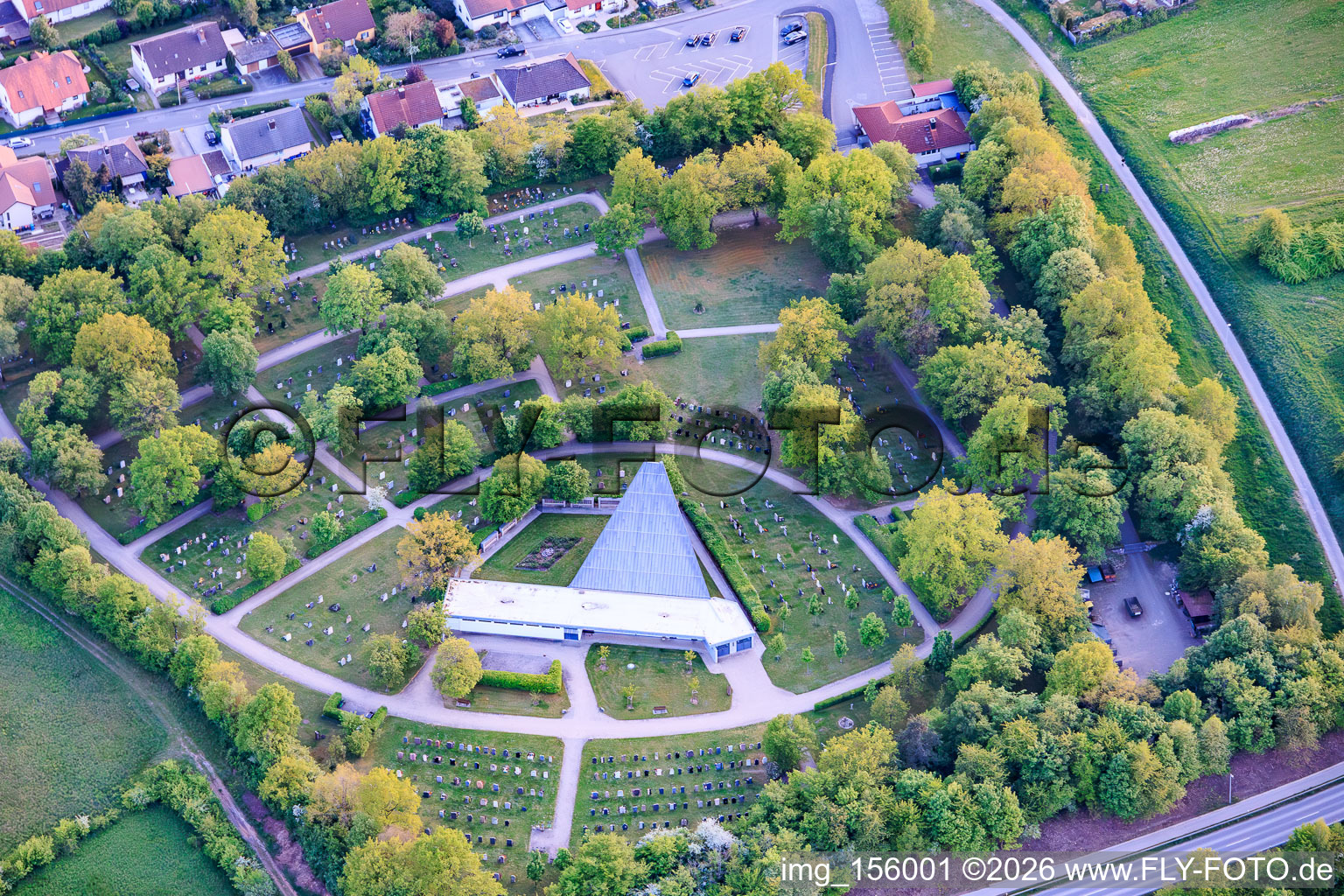 Friedhof Haßfurt (Neuer Friedhof / Am Rödersgraben) ,it Park und dreieckiger Einsegnungshalle im Bundesland Bayern, Deutschland
