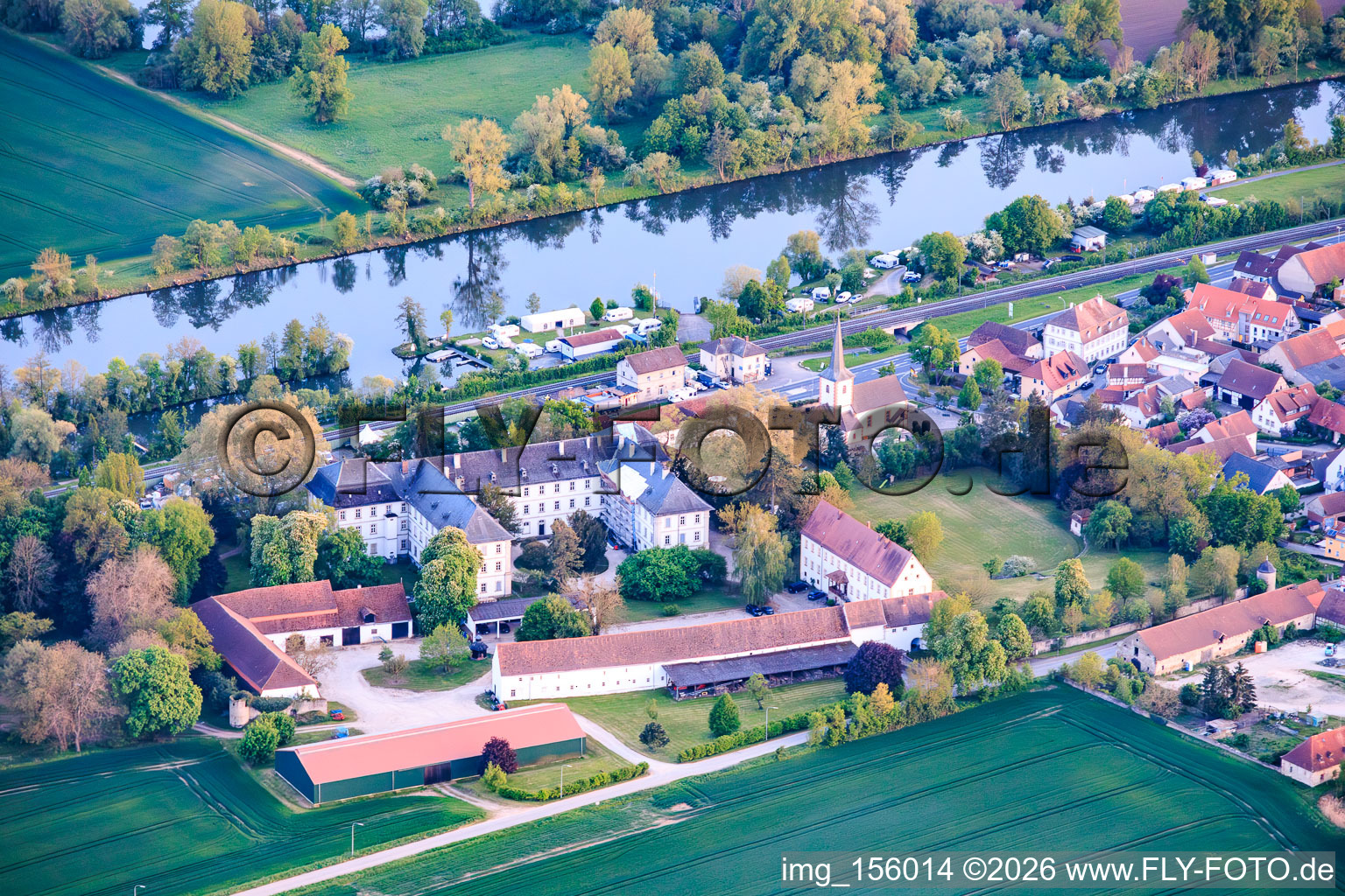 Schloss (ehem. Abtei) Theres aus Norden im Ortsteil Obertheres im Bundesland Bayern, Deutschland