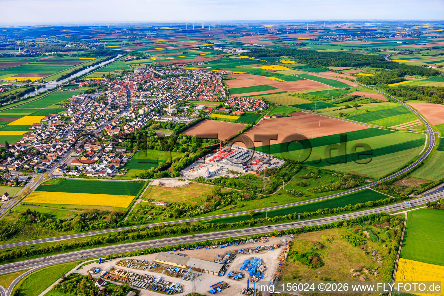Ortsansicht aus Norden jenseits der A70 in Bergrheinfeld im Bundesland Bayern, Deutschland