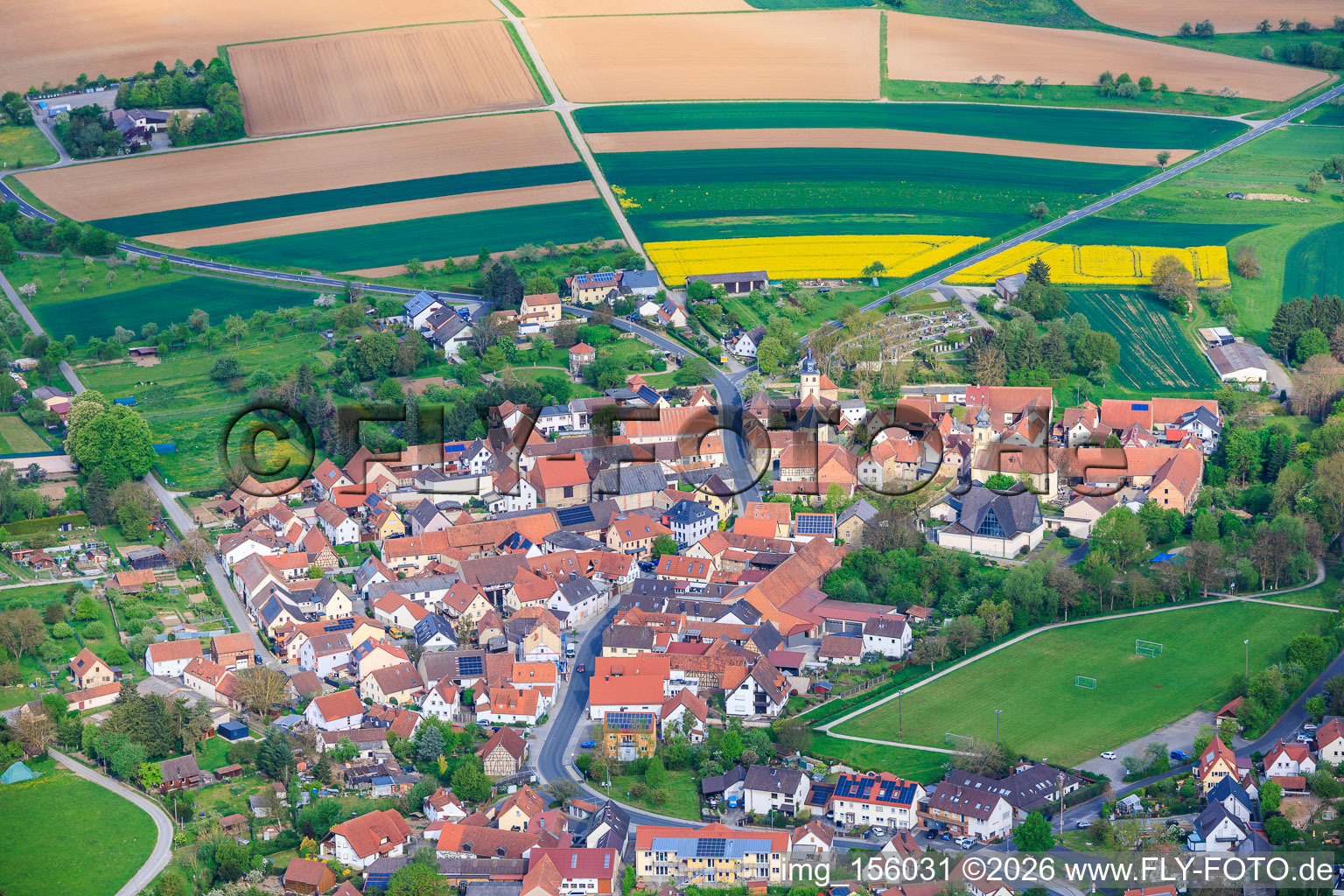 Alter Dorfkern mit Kirche St. Michael in Euerbach im Bundesland Bayern, Deutschland