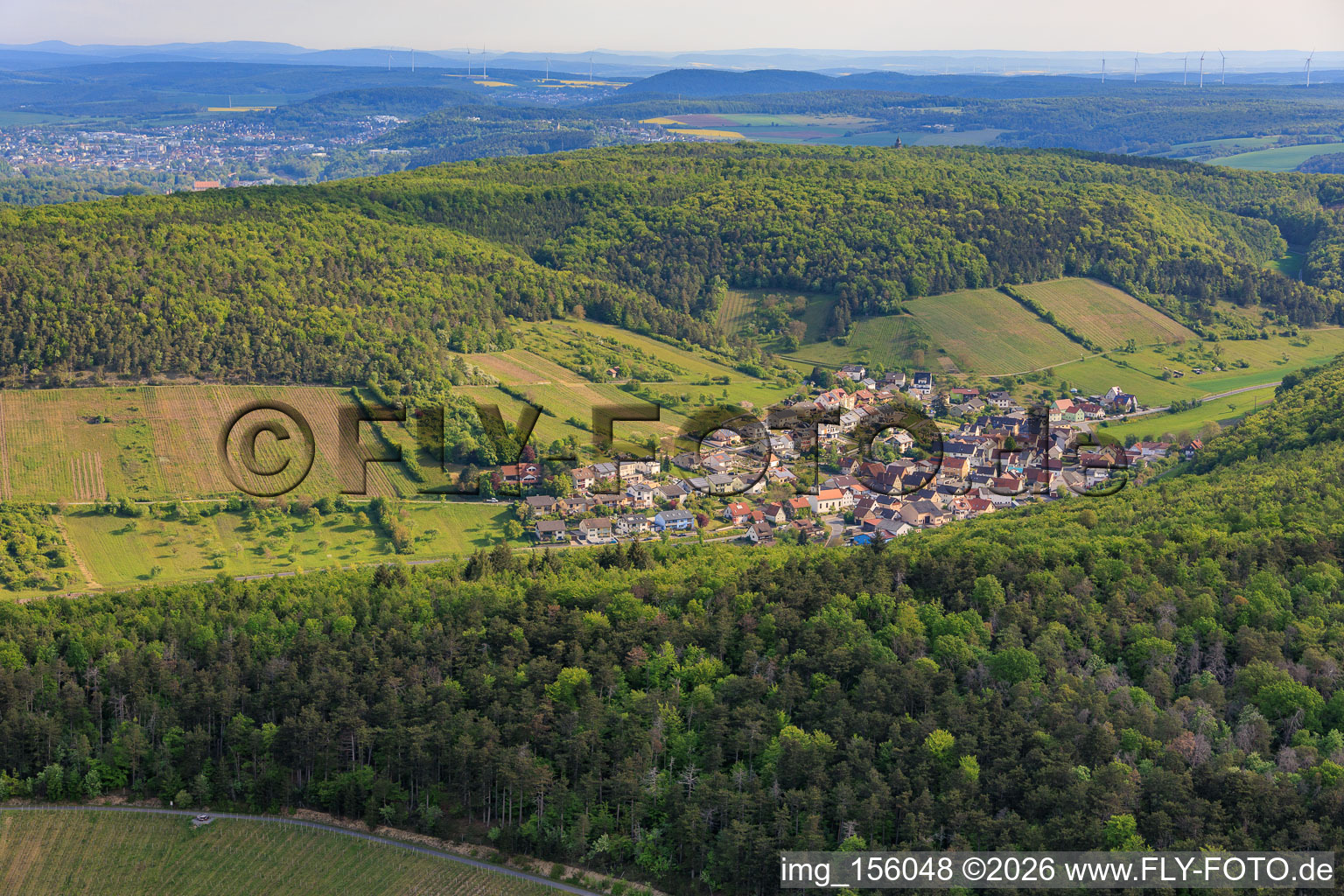 Weinort zwischen Tal und Wald aus Südwesten im Ortsteil Wirmsthal in Euerdorf im Bundesland Bayern, Deutschland