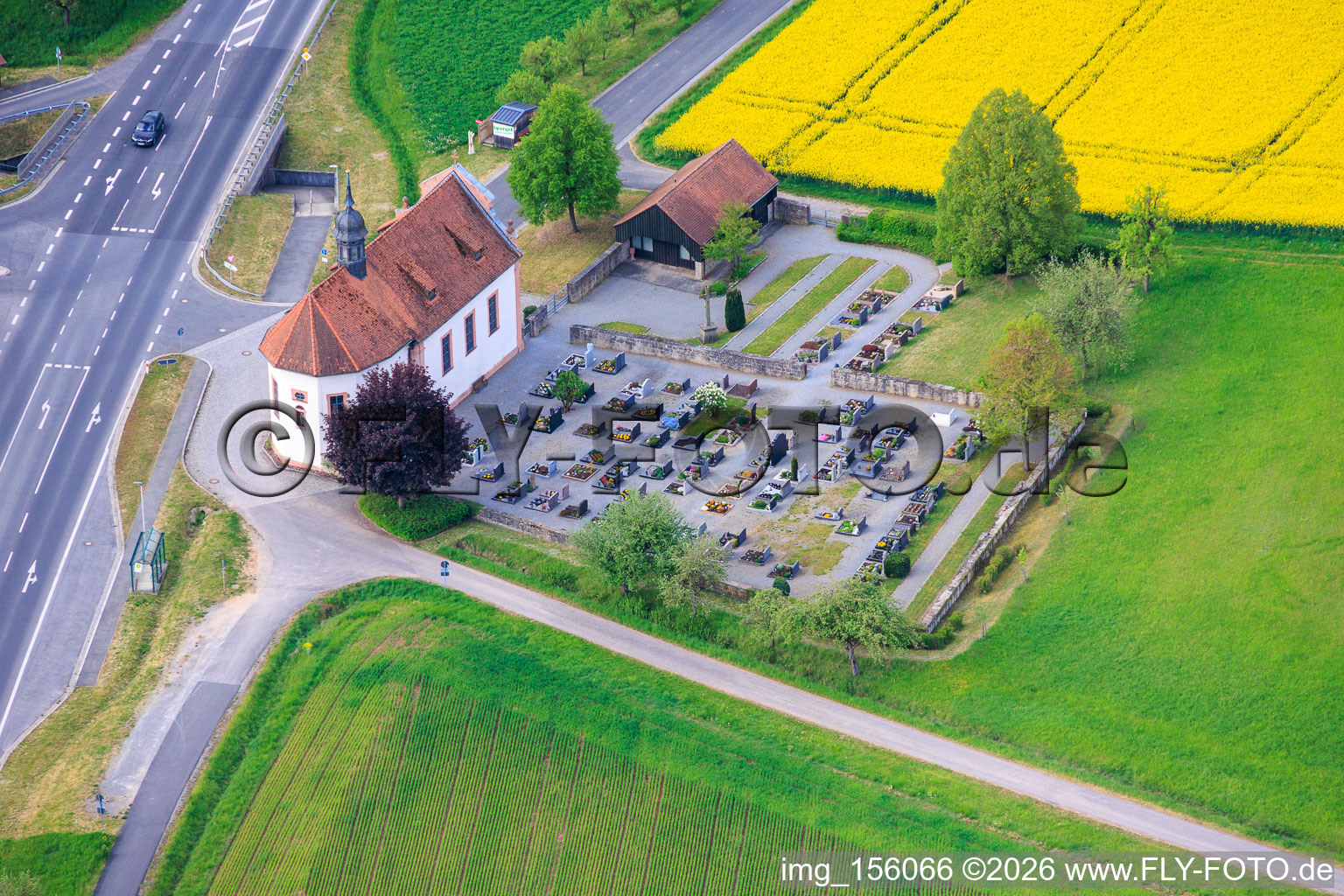 Heilig Kreuz (Kreuzkapelle) an der B287 im Ortsteil Machtilshausen in Elfershausen im Bundesland Bayern, Deutschland