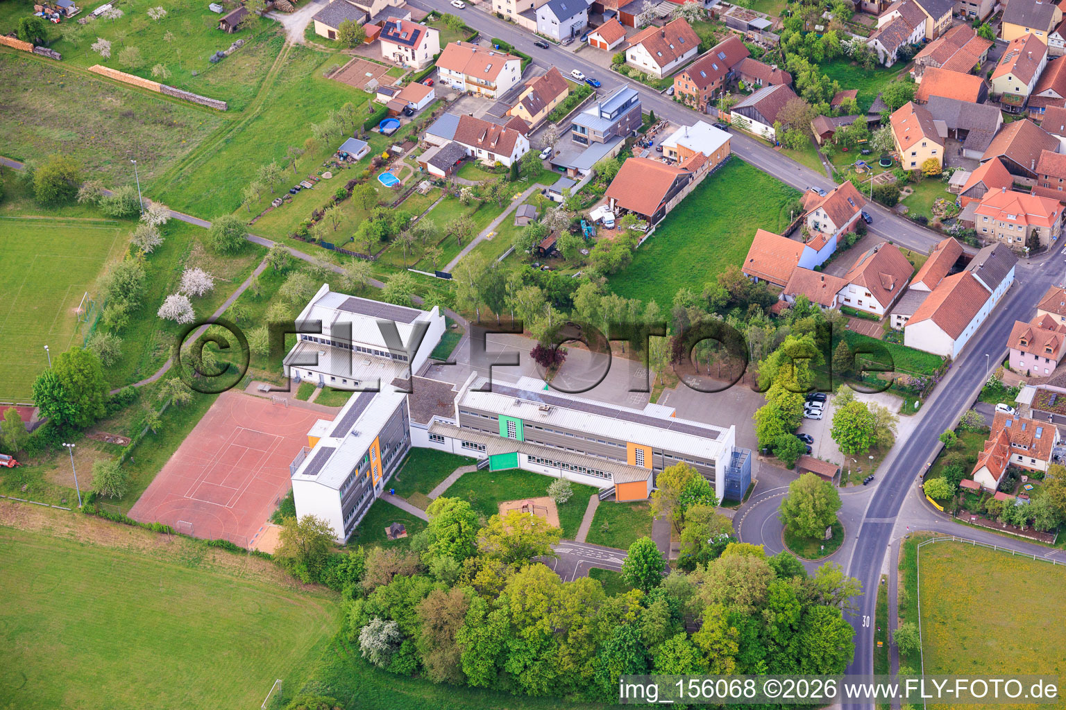 Johannes-Petri-Schule im Ortsteil Langendorf in Elfershausen im Bundesland Bayern, Deutschland