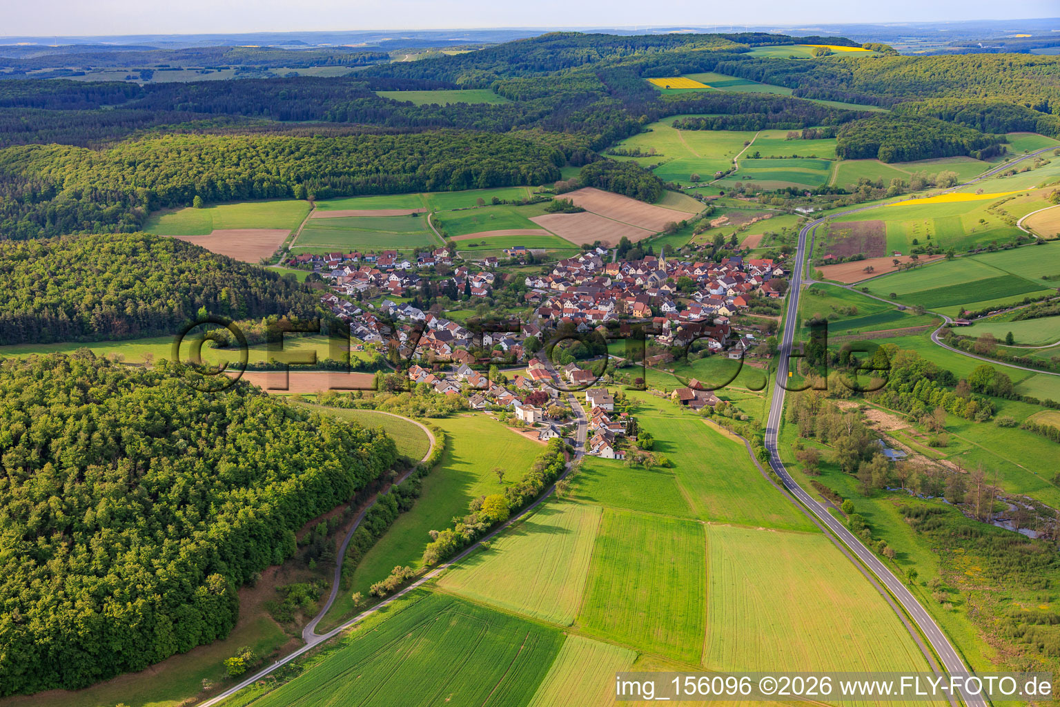 Dorfansicht im Tal der Fränkischen Saale von Südosten im Ortsteil Diebach in Hammelburg im Bundesland Bayern, Deutschland