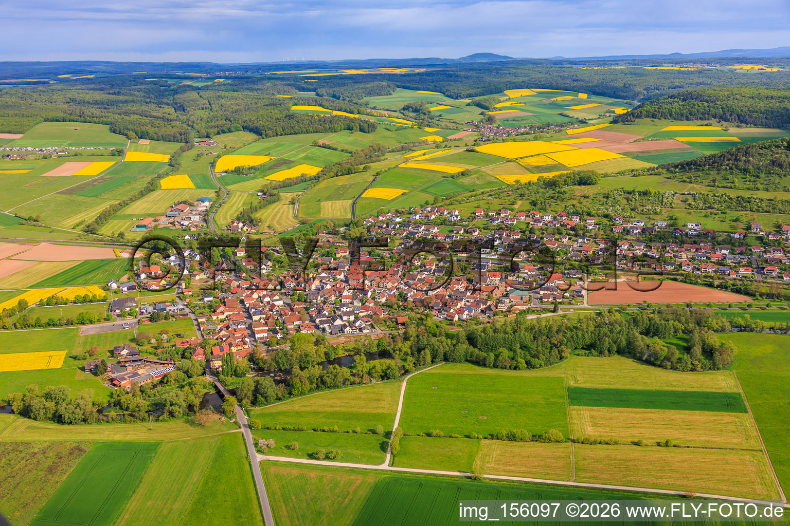 Dorfansicht im Tal der Fränkischen Saale von Süden im Ortsteil Diebach in Hammelburg im Bundesland Bayern, Deutschland
