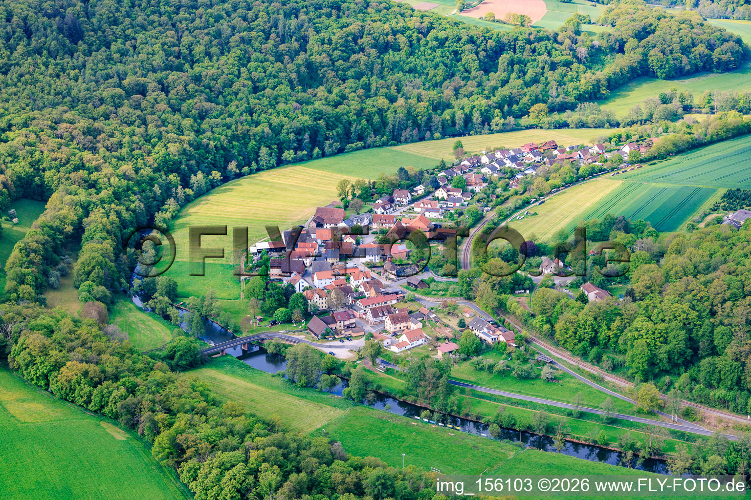 Dorfansicht im Tal der Fränkischen Saale von Nordosten im Ortsteil Morlesau in Hammelburg im Bundesland Bayern, Deutschland