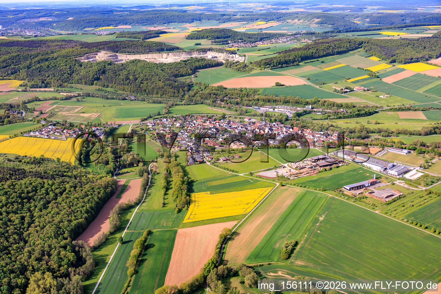 Dorfansicht von Nordosten mit Systec System Anlagetechnik GmbH & Co.KG in Gössenheim im Bundesland Bayern, Deutschland