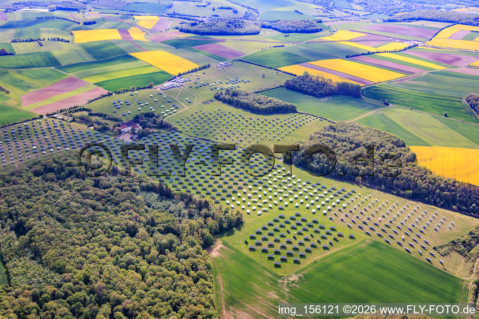 Im Rückbau befindlicher Solarpark Gut Erlasee mit dem Sonnenstand nachgeführten Paneelen im Ortsteil Büchold in Arnstein im Bundesland Bayern, Deutschland