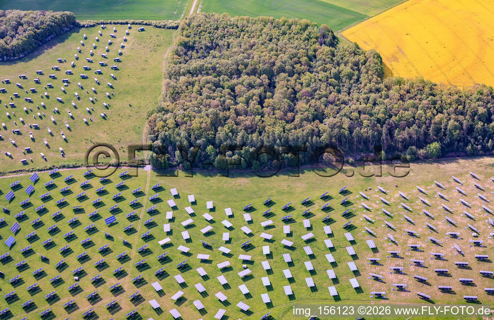 Im Rückbau befindlicher Solarpark Gut Erlasee mit dem Sonnenstand nachgeführten Paneelen im Ortsteil Büchold in Arnstein im Bundesland Bayern, Deutschland