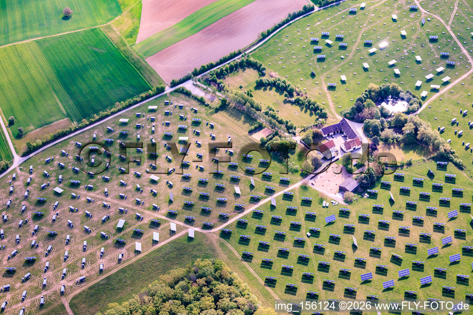 Im Rückbau befindlicher Solarpark Gut Erlasee mit dem Sonnenstand nachgeführten Paneelen im Ortsteil Büchold in Arnstein im Bundesland Bayern, Deutschland