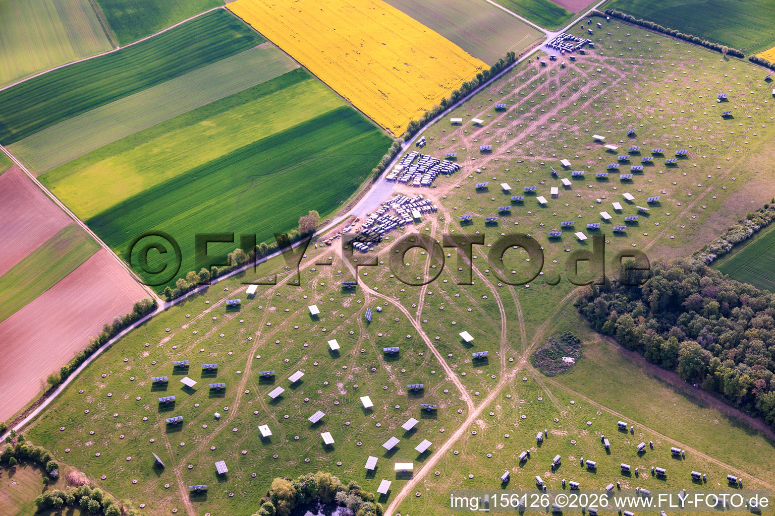 Baustelle zum Rückbau der Mover am Solarpark Gut Erlasee mit dem Sonnenstand nachgeführten Paneelen im Ortsteil Büchold in Arnstein im Bundesland Bayern, Deutschland