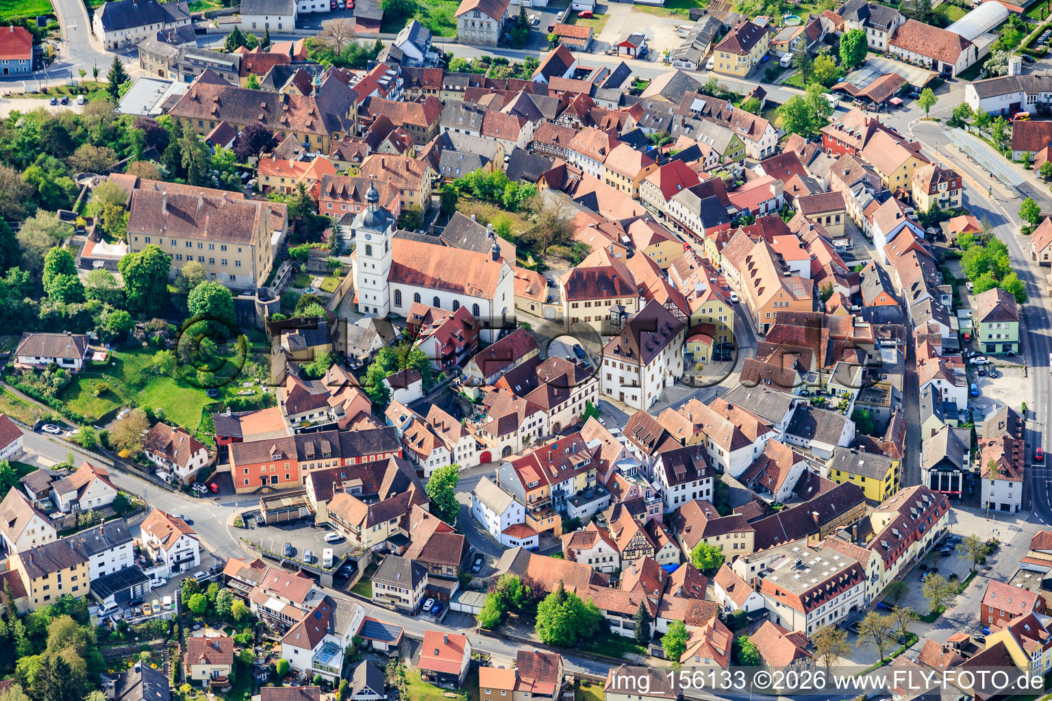 Altstadt aus Norden mit Stadtkirche St. Nikolaus und Burg Arnstein Main Spessart auf dem Kirchberg im Bundesland Bayern, Deutschland