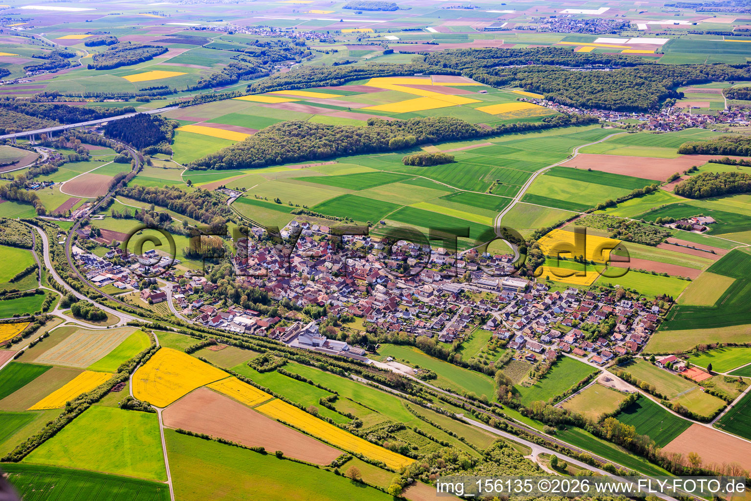 Ortsansicht jenseits der B26 im Ortsteil Gänheim in Arnstein im Bundesland Bayern, Deutschland