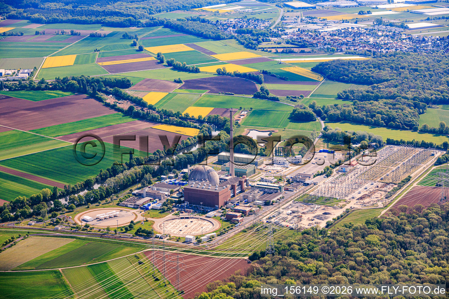 Stillgelegtes Kernkraftwerk Grafenrheinfeld der Preussenelektra GmbH am Mainufer mit Castorenlager in der "Turnhalle" und großem Umspannwerk im Bundesland Bayern, Deutschland