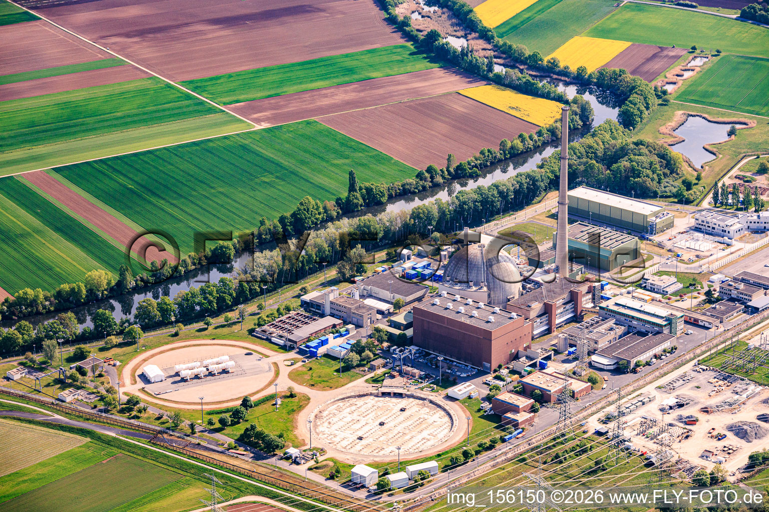 Ehemalige Kühltürme Grafenrheinfeld am stillgelegten Kernkraftwerk Grafenrheinfeld der Preussenelektra GmbH am Mainufer mit Castorenlager in der "Turnhalle" im Bundesland Bayern, Deutschland