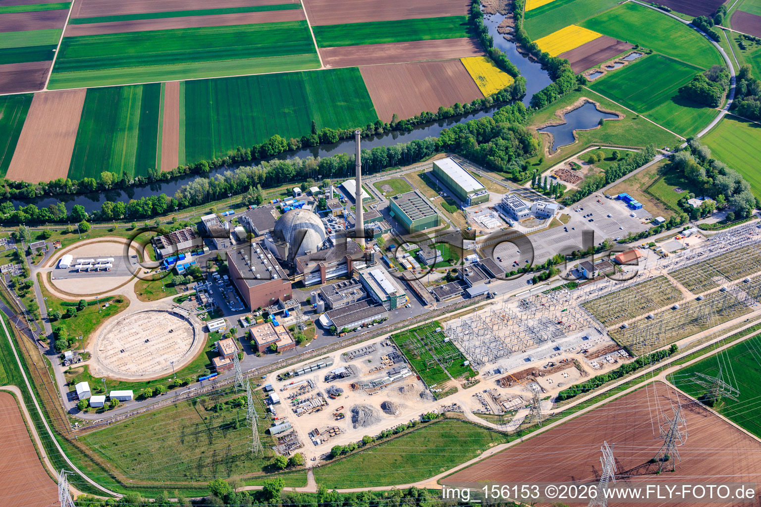 Stillgelegtes Kernkraftwerk Grafenrheinfeld der Preussenelektra GmbH am Mainufer mit Castorenlager in der "Turnhalle" und großem Umspannwerk im Bundesland Bayern, Deutschland