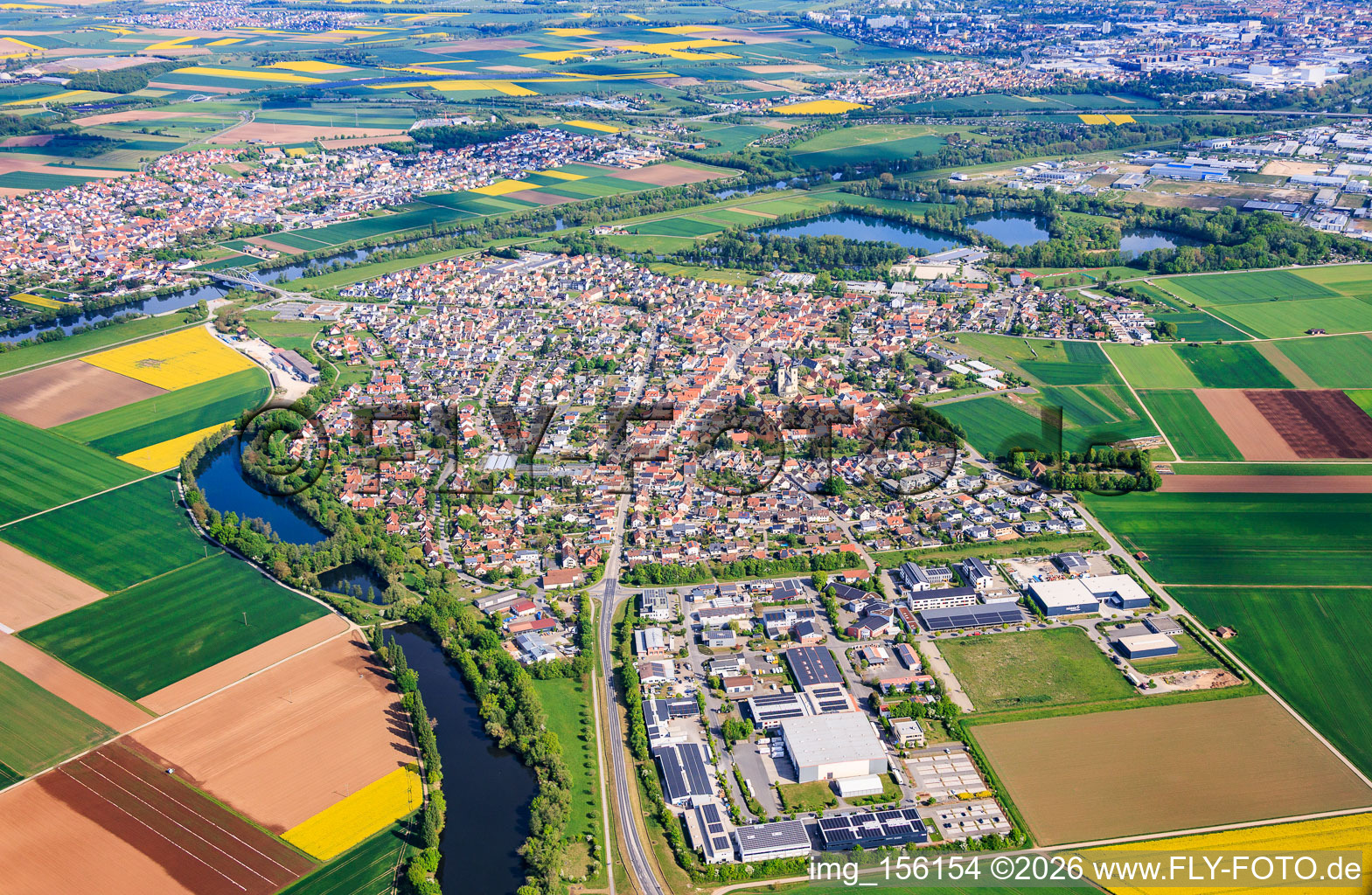 Stadtansicht aus Südwesten am alten Main bei Bergrheinfeld und Grafenrheinfeld im Bundesland Bayern, Deutschland