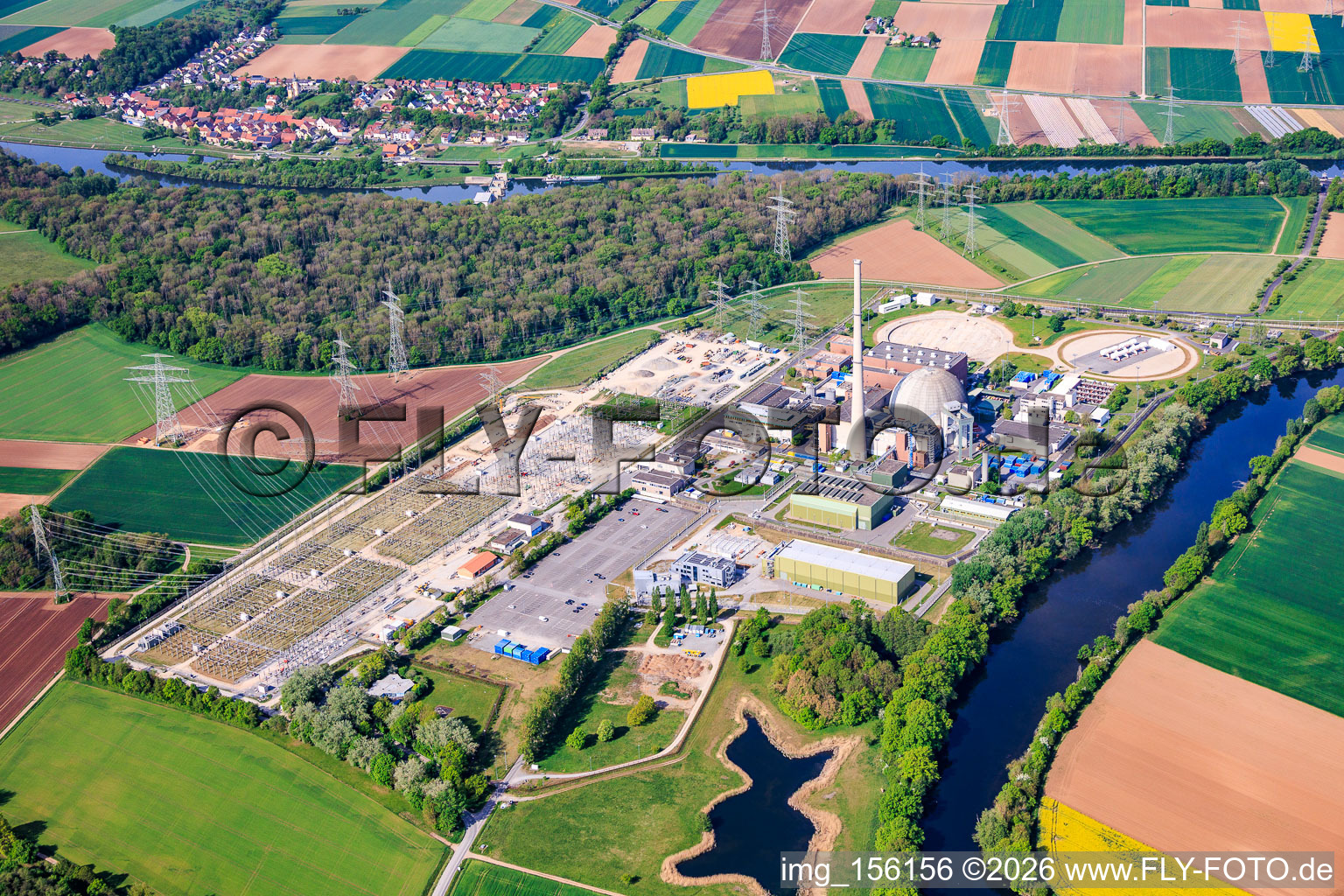 Stillgelegtes Kernkraftwerk Grafenrheinfeld der Preussenelektra GmbH am Mainufer mit Castorenlager in der "Turnhalle" und großem Umspannwerk im Bundesland Bayern, Deutschland