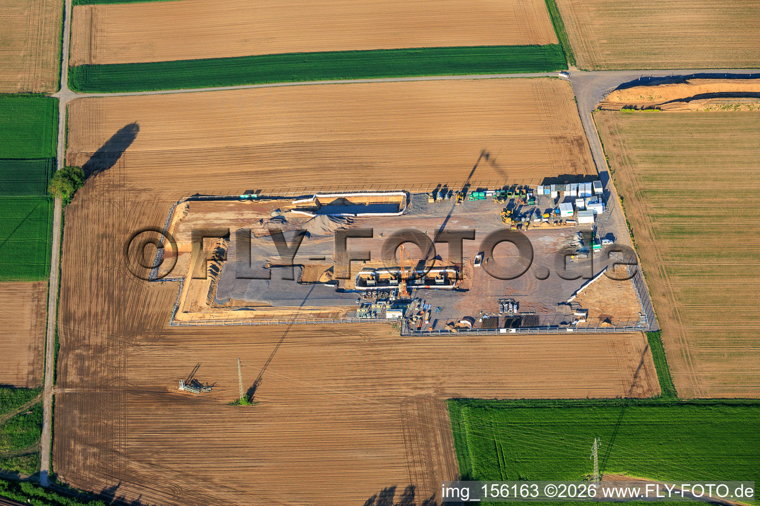 Baustelle des zweiten Bohrplatz auf dem Trappelberg des Lionheart-Projekts der Vulcan Energy für die zukünftige klimaneutrale Wärmeversorgung der Stadt Landau sowie Lithiumextraktion und Stromproduktion durch ORC-Anlage in Rohrbach im Bundesland Rheinland-Pfalz, Deutschland