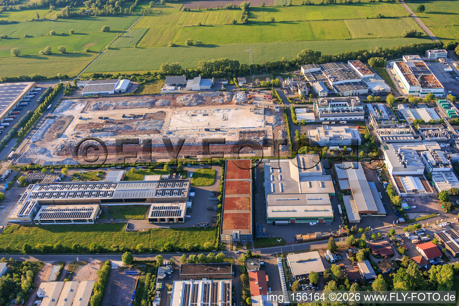 Industriegebiet Landau Ost mit dem Abrissgelände des seit 2005 geschlossenen füheren Standorts Ronal GmbH (früher Alcan Aluminium-Presswerk Pfalz GmbH) in Landau in der Pfalz im Bundesland Rheinland-Pfalz, Deutschland