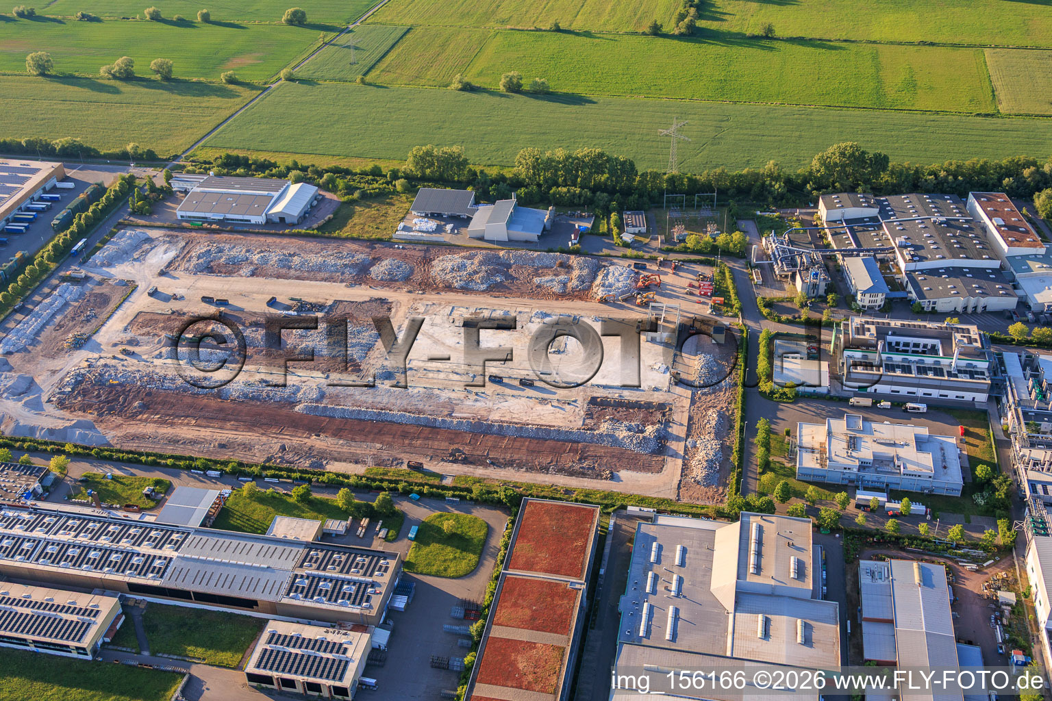 Industriegebiet Landau Ost mit dem Abrissgelände des seit 2005 geschlossenen füheren Standorts Ronal GmbH (früher Alcan Aluminium-Presswerk Pfalz GmbH) in Landau in der Pfalz im Bundesland Rheinland-Pfalz, Deutschland