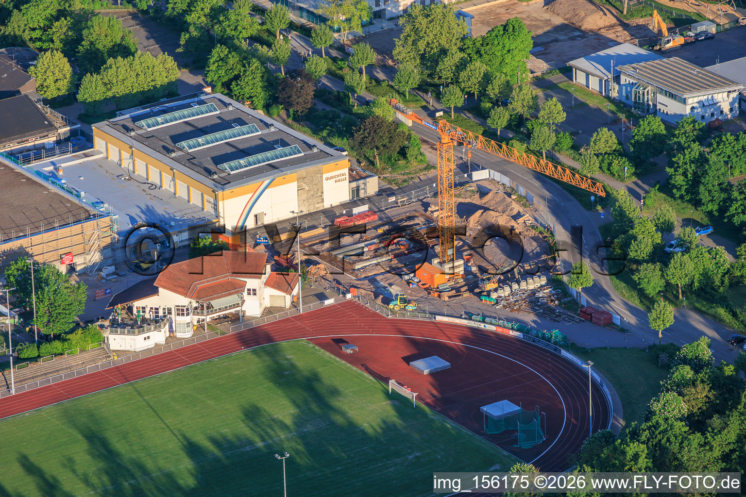Stadion und Queichtalhalle sowie Baustelle am Konrad-Lerch-Ring in Offenbach an der Queich im Bundesland Rheinland-Pfalz, Deutschland