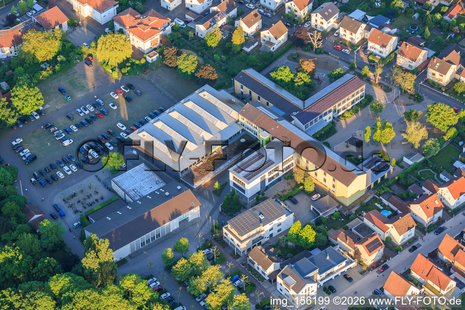 Grundschule Herxheim, Festplatz, Sporthalle und Elmar-Weiller-Festhalle Herxheim in Herxheim bei Landau im Bundesland Rheinland-Pfalz, Deutschland