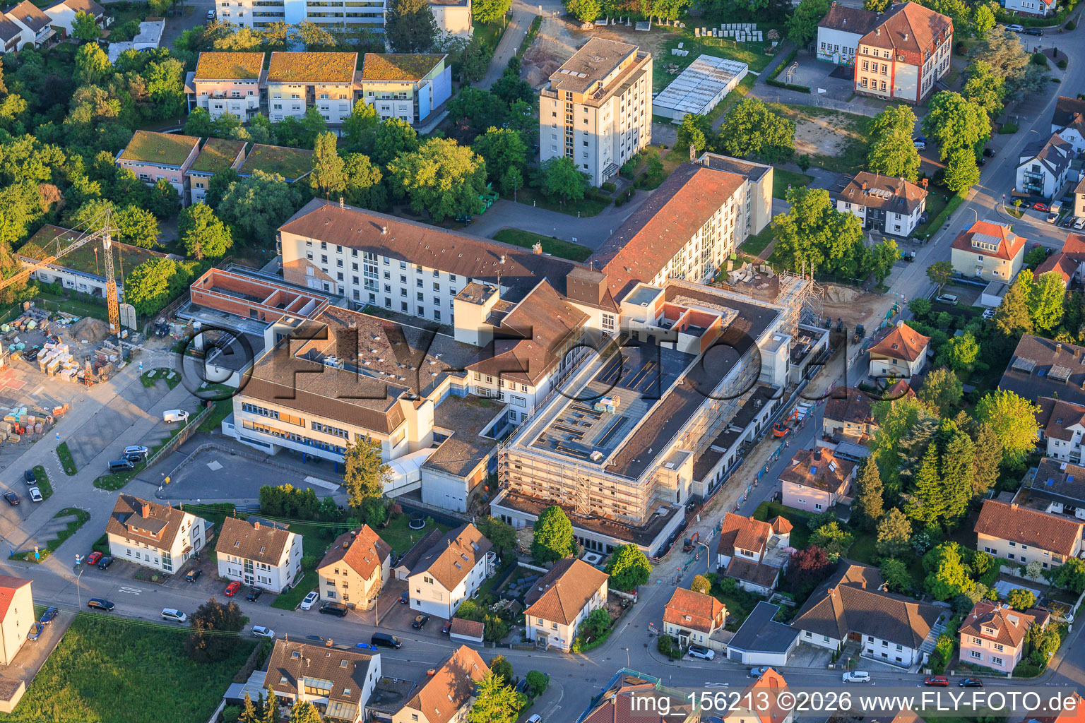 Baustelle für den NEUBAU der NOTAUFNAHME, INTENSIVMEDIZIN UND DIAGNOSTIKBEREICHE der Asklepios Südpfalzkliniken GmbH. Projektsteuerung: BPM Bau- und Projektmanagement Hart GmbH. BPM Architektur, Planung + Objektüberwachung: alsh sander hofrichter architekten GmbH Gesellschaft für Architektur und Generalplanung. Planungsbüro Noll GmbH , TGA-Planung / Heizung-Lüftung-Sanitär-Medizinische Gase-Gebäudeautomation, TGA-Planung / Stark- u. Schwachstromtechnische Anlagen / Fördertechnik: DE-Plan GmbH & Co. KG, Tragwerksplanung: ZPP Ingenieure AG, Freianlagen hofmann_röttgen Landschaftsarchitekten BDLA, Brandschutz: Rieser-Wessel Brandschutzsachverständige & Ingenieure PartG mbB und Bauphysik / Schallschutz-Akustik: Ingenieurbüro Seidel in Kandel im Bundesland Rheinland-Pfalz, Deutschland