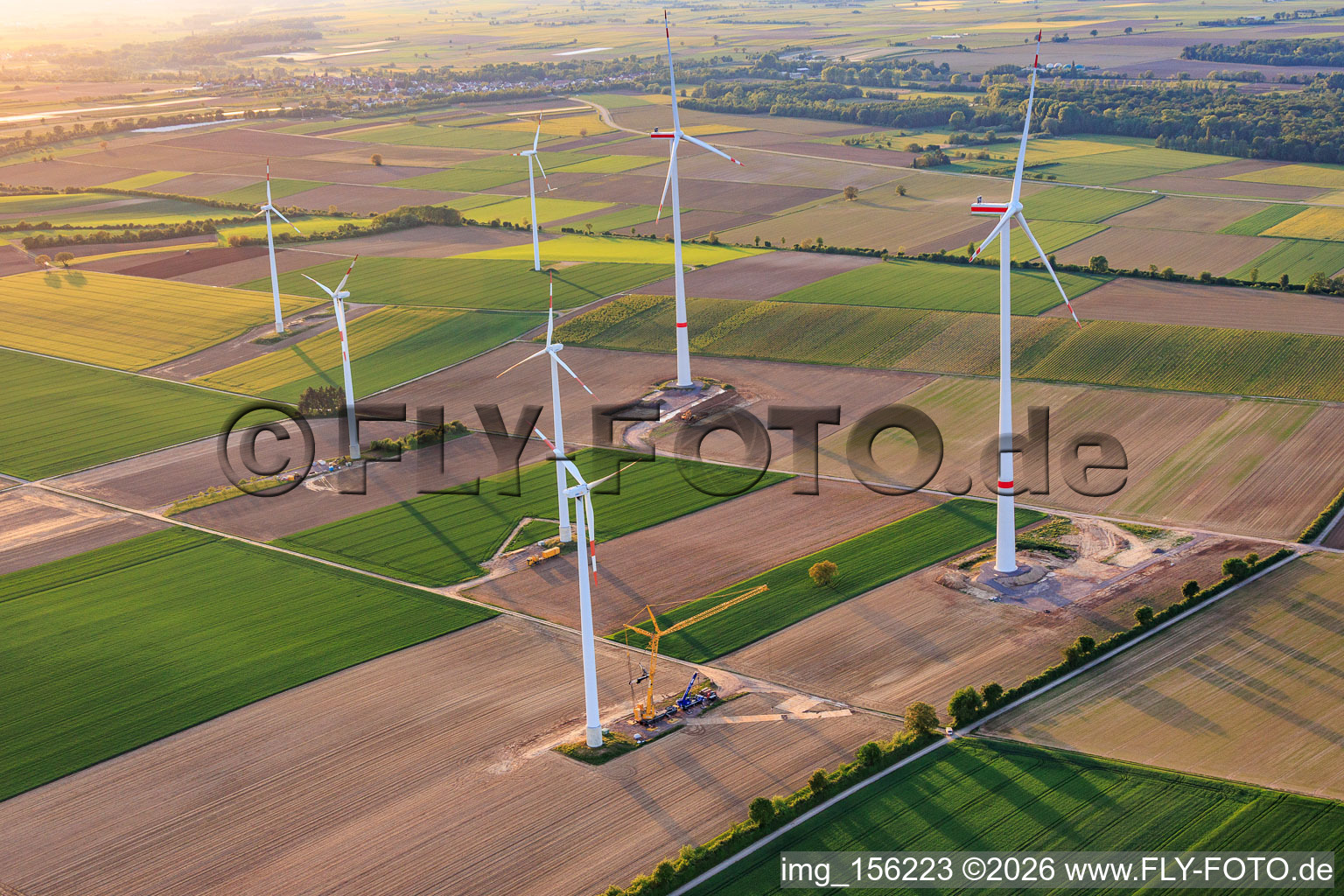 Repowering des Windpark Minfeld. JUWI ersetzt vier Altanlagen (GE 1.5) aus 2004 durch zwei neue, modernen Anlagen vom Typ Vestas V162 mit je sechs MW im Bundesland Rheinland-Pfalz, Deutschland
